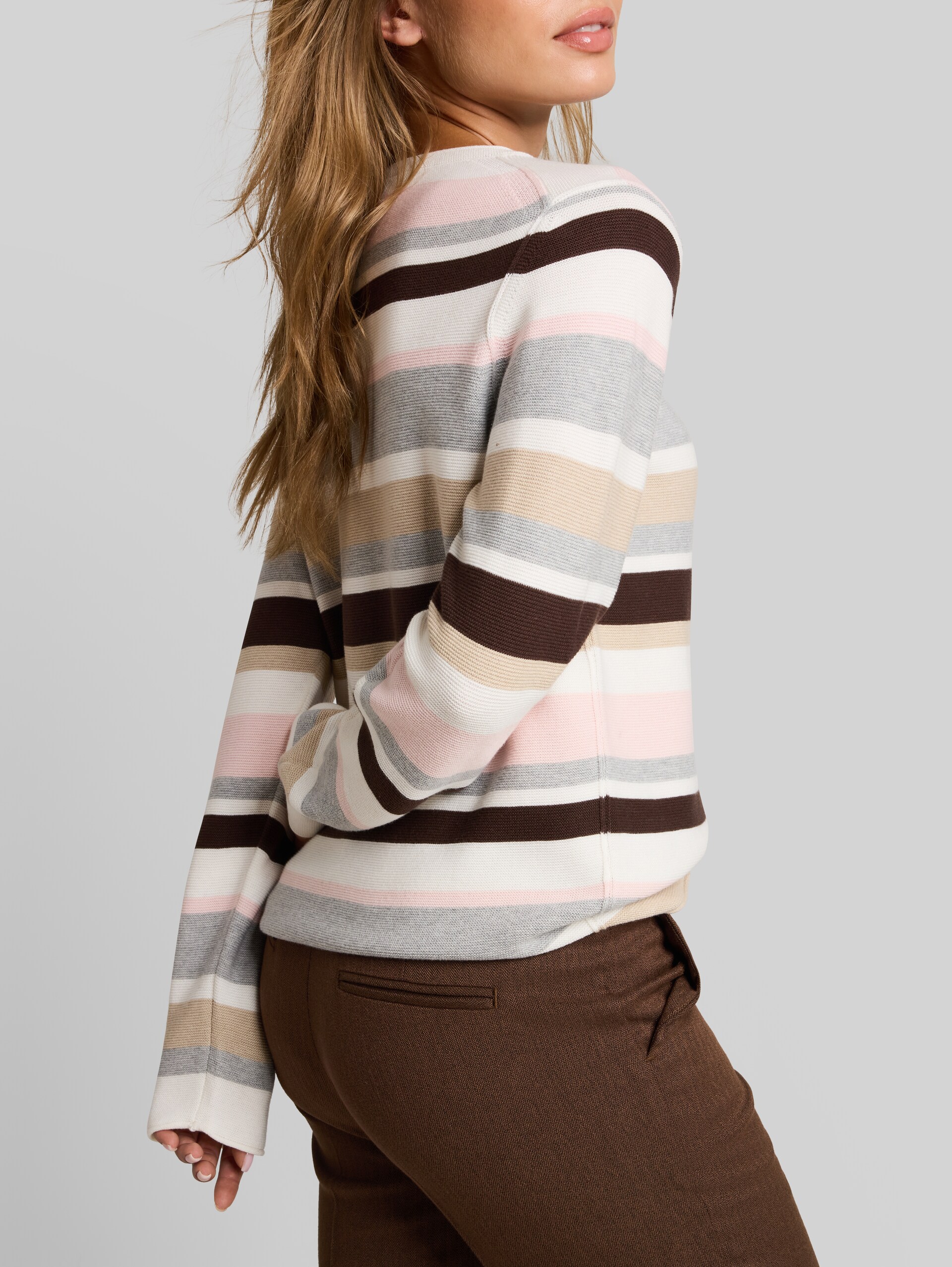 Gebreide trui van katoen - pink beige grey stripe - Detailaanzicht model