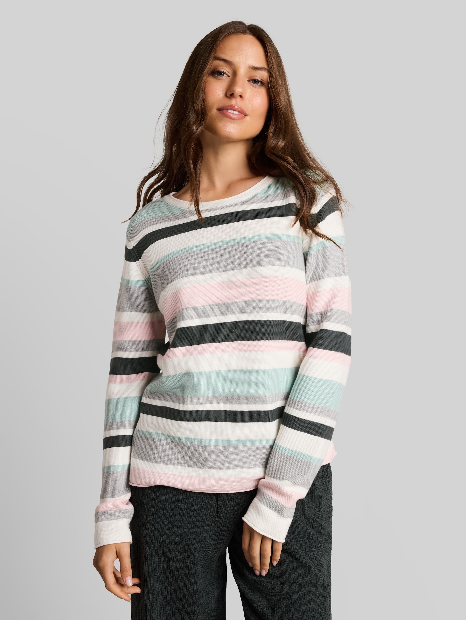 Strickpullover aus Baumwolle - mint pink beige stripe - Ausschnitt Model-Vorderansicht