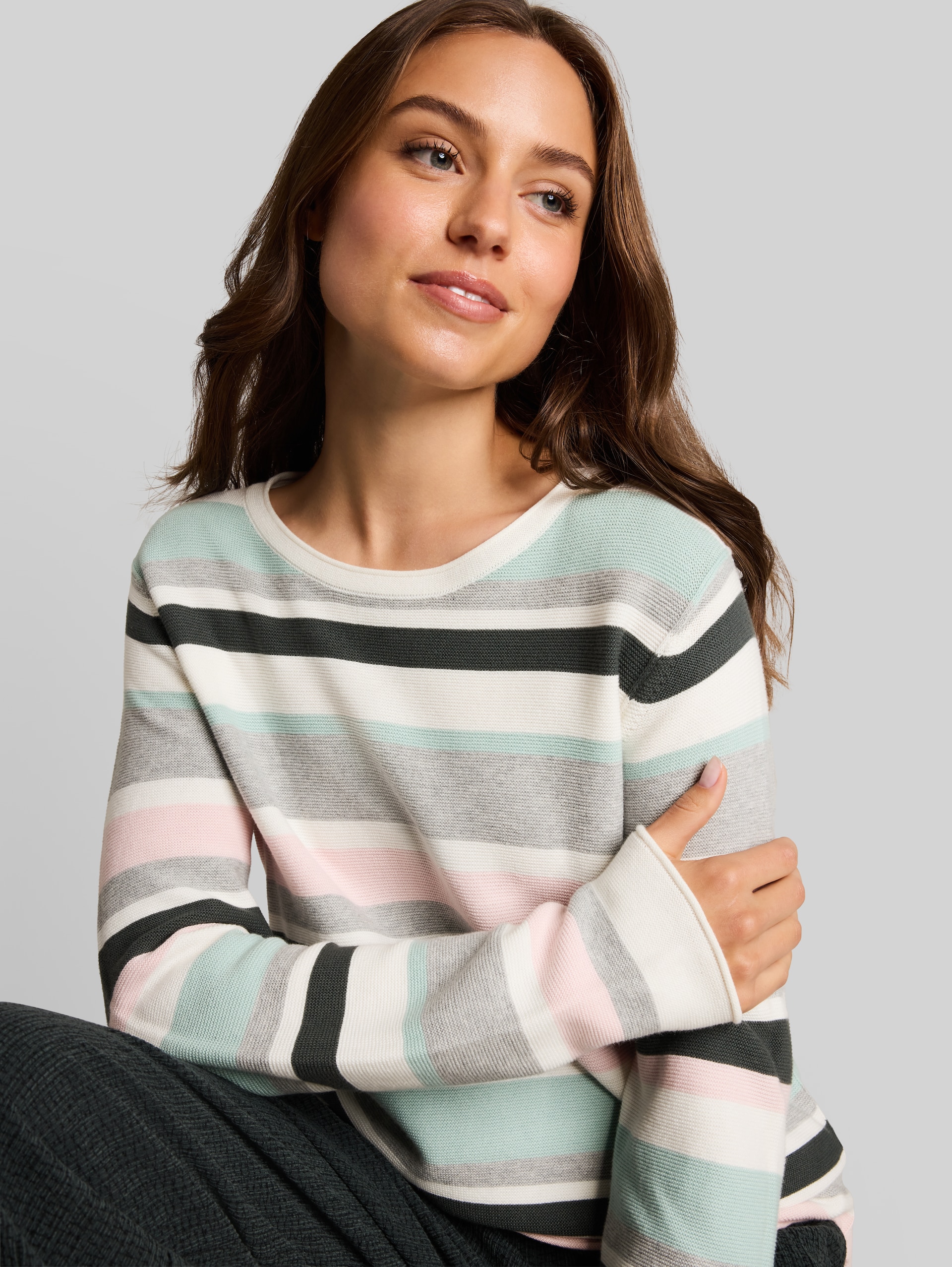 Strickpullover aus Baumwolle - mint pink beige stripe - Detail-Model-Ansicht