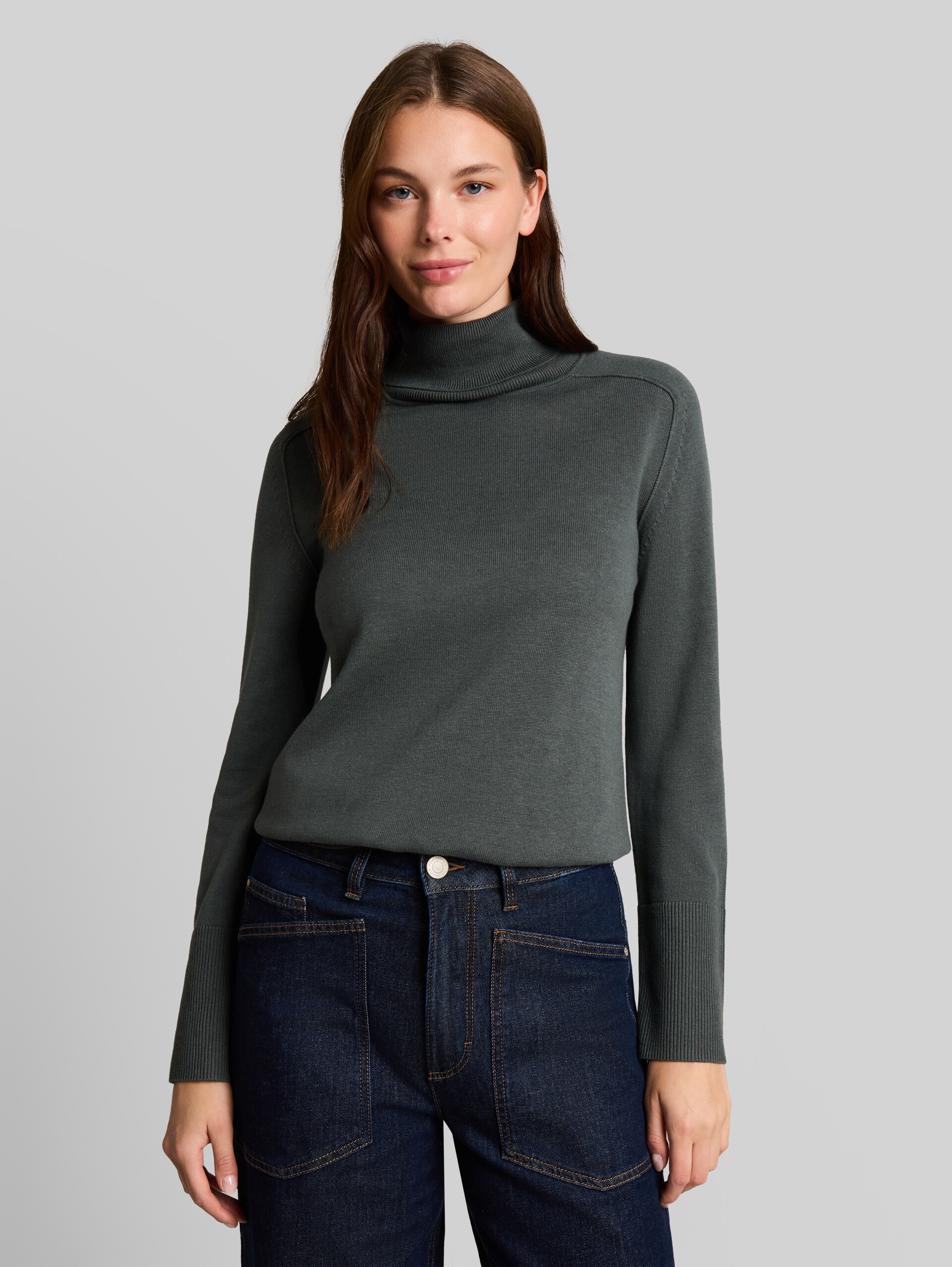 Basic Rollkragenpullover - Darkest Olive - Ausschnitt Model-Vorderansicht