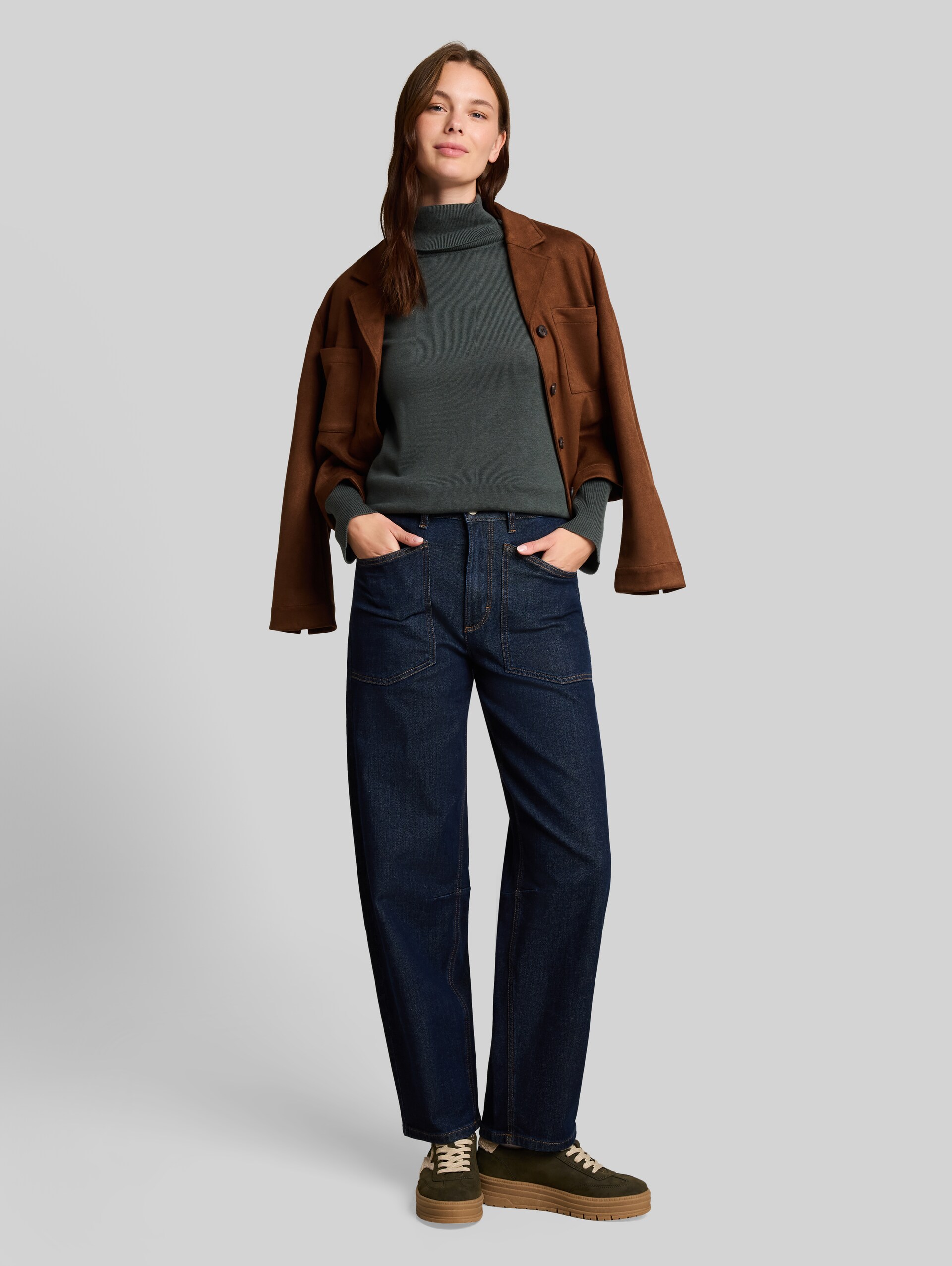 Basic Rollkragenpullover - Darkest Olive - Model-Vorderansicht