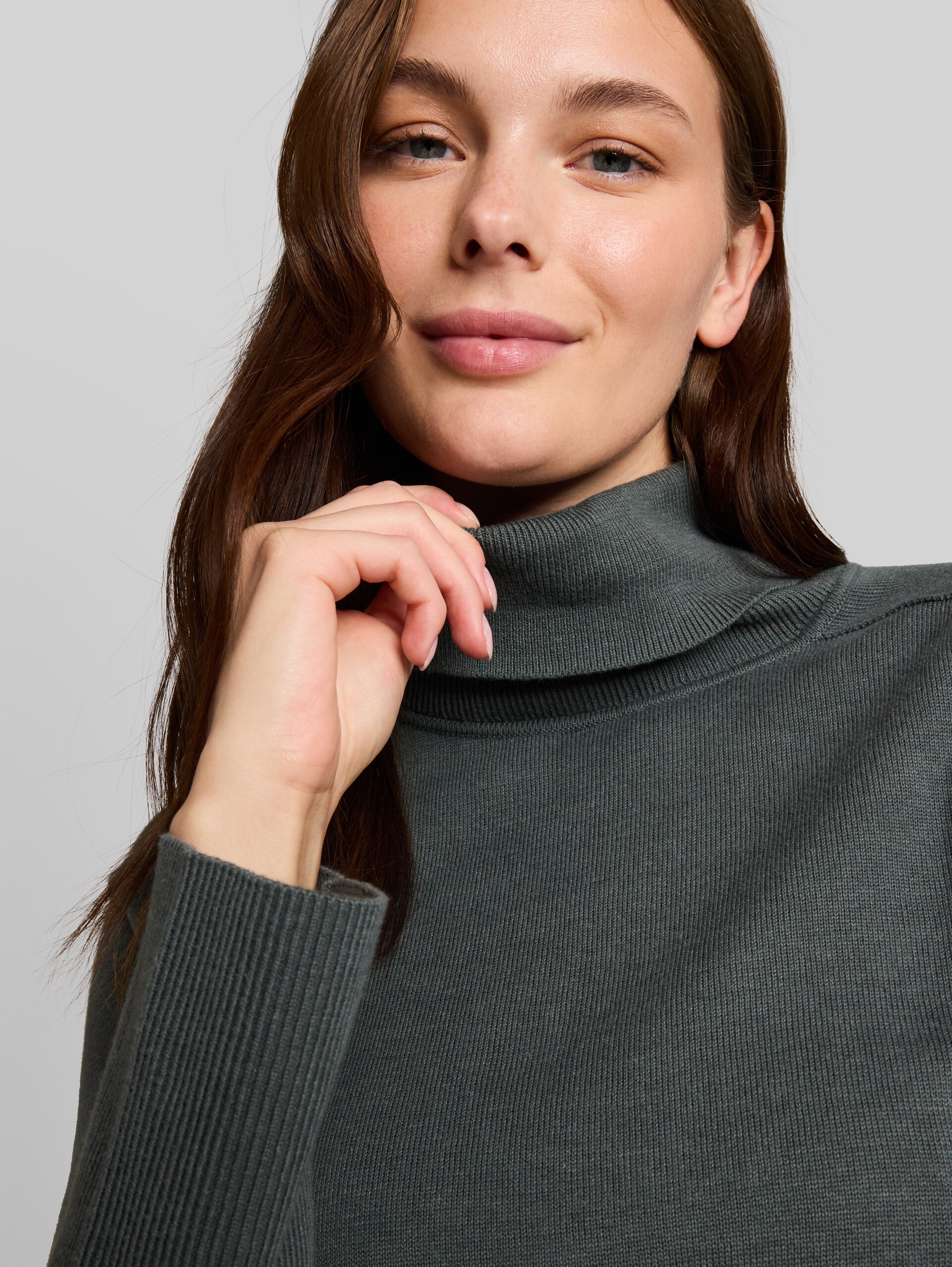 Basic Rollkragenpullover - Darkest Olive - Detail-Model-Ansicht