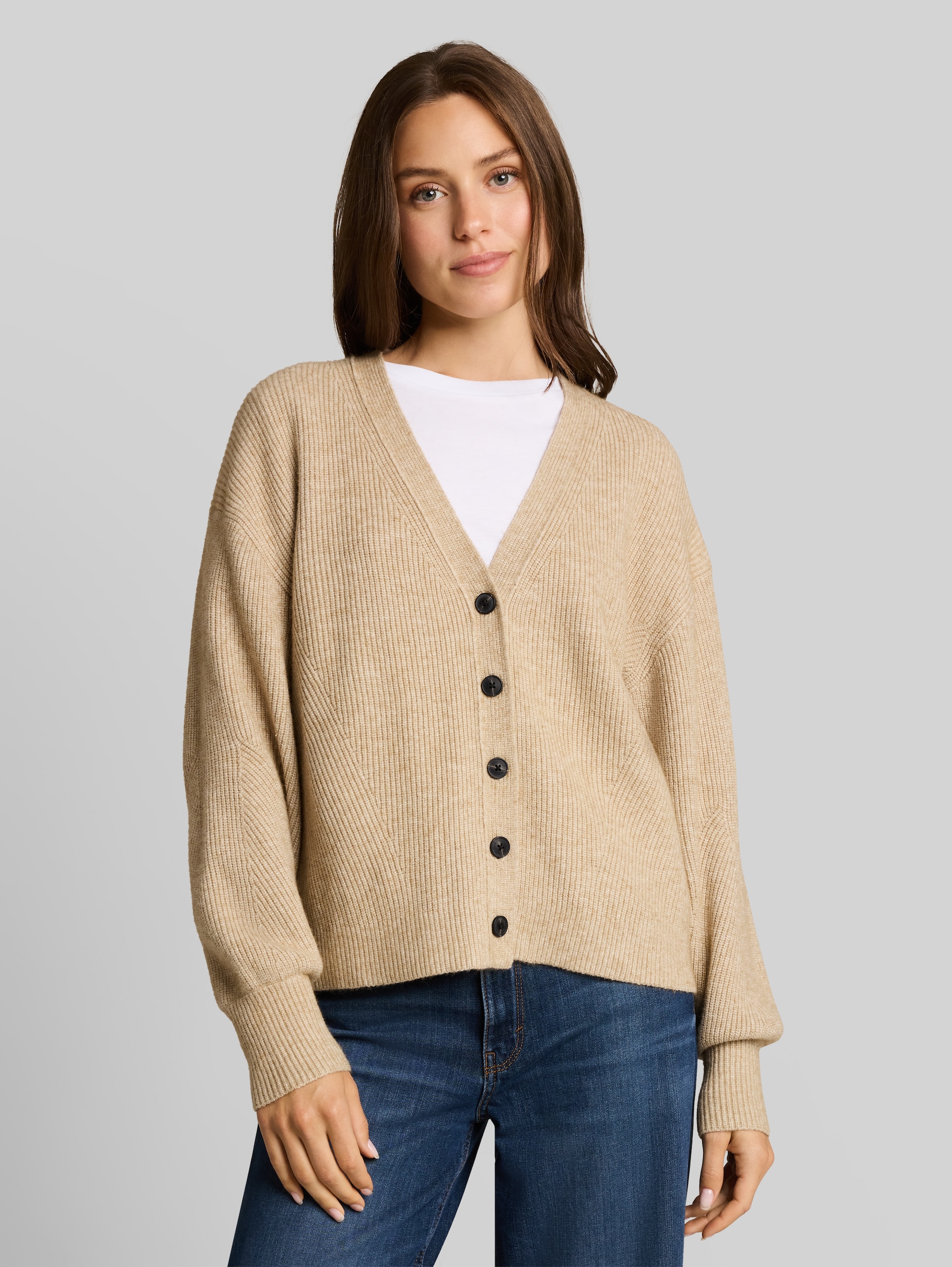 Oversize Cardigan mit V-Ausschnitt - gravel beige melange - Ausschnitt Model-Vorderansicht