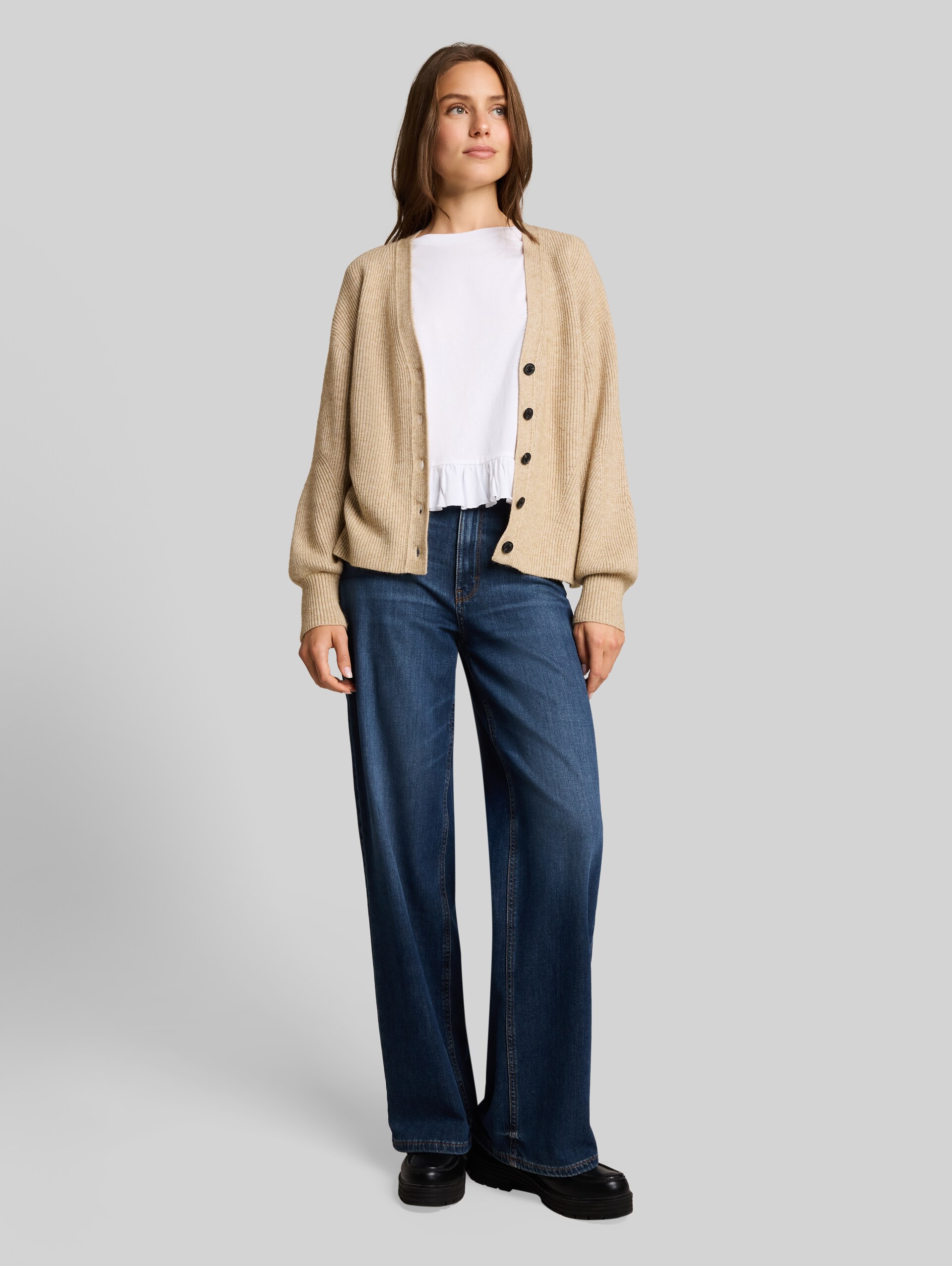 Oversize Cardigan mit V-Ausschnitt - gravel beige melange - Model-Vorderansicht