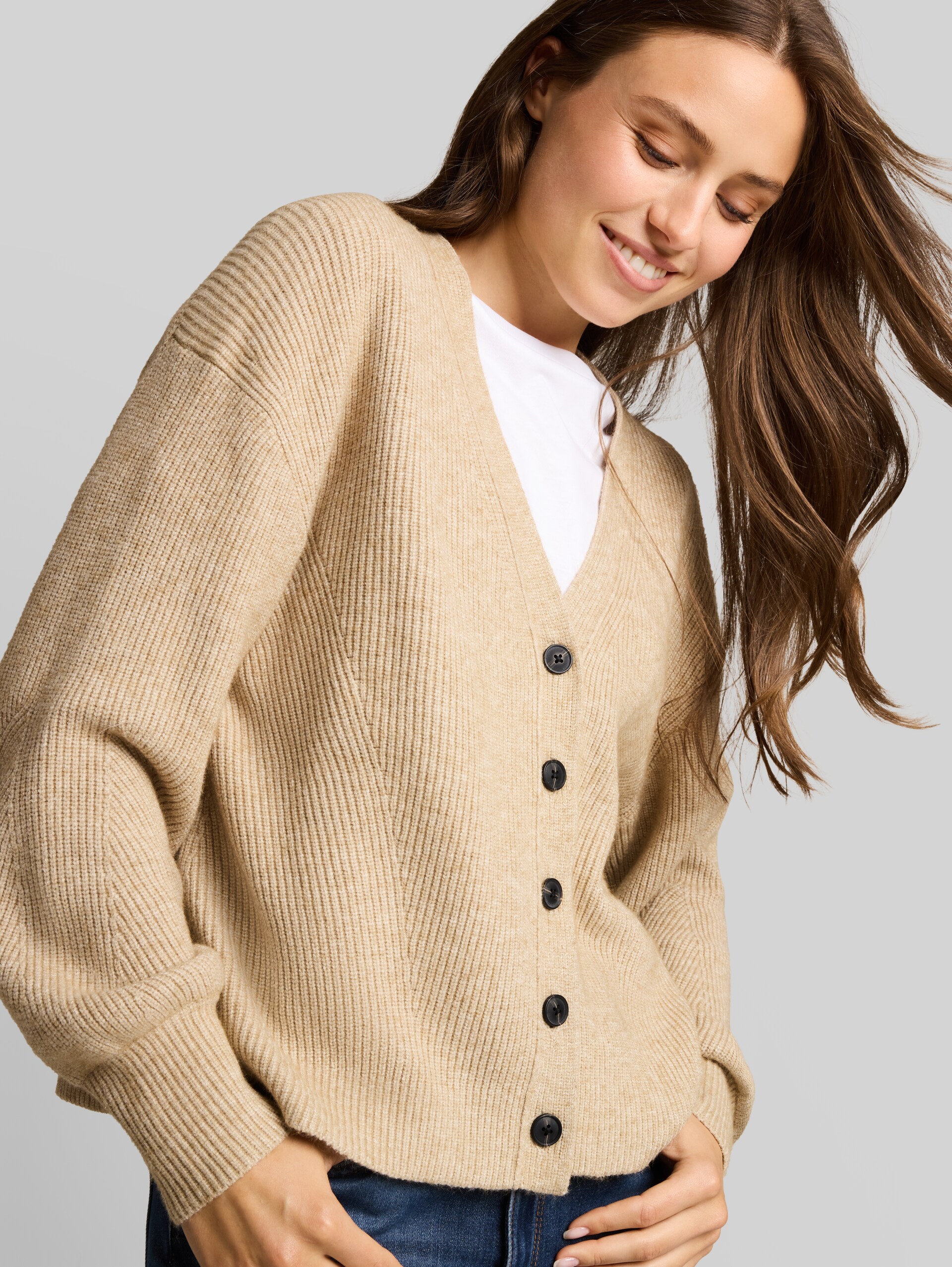Oversize Cardigan mit V-Ausschnitt - gravel beige melange - Detail-Model-Ansicht