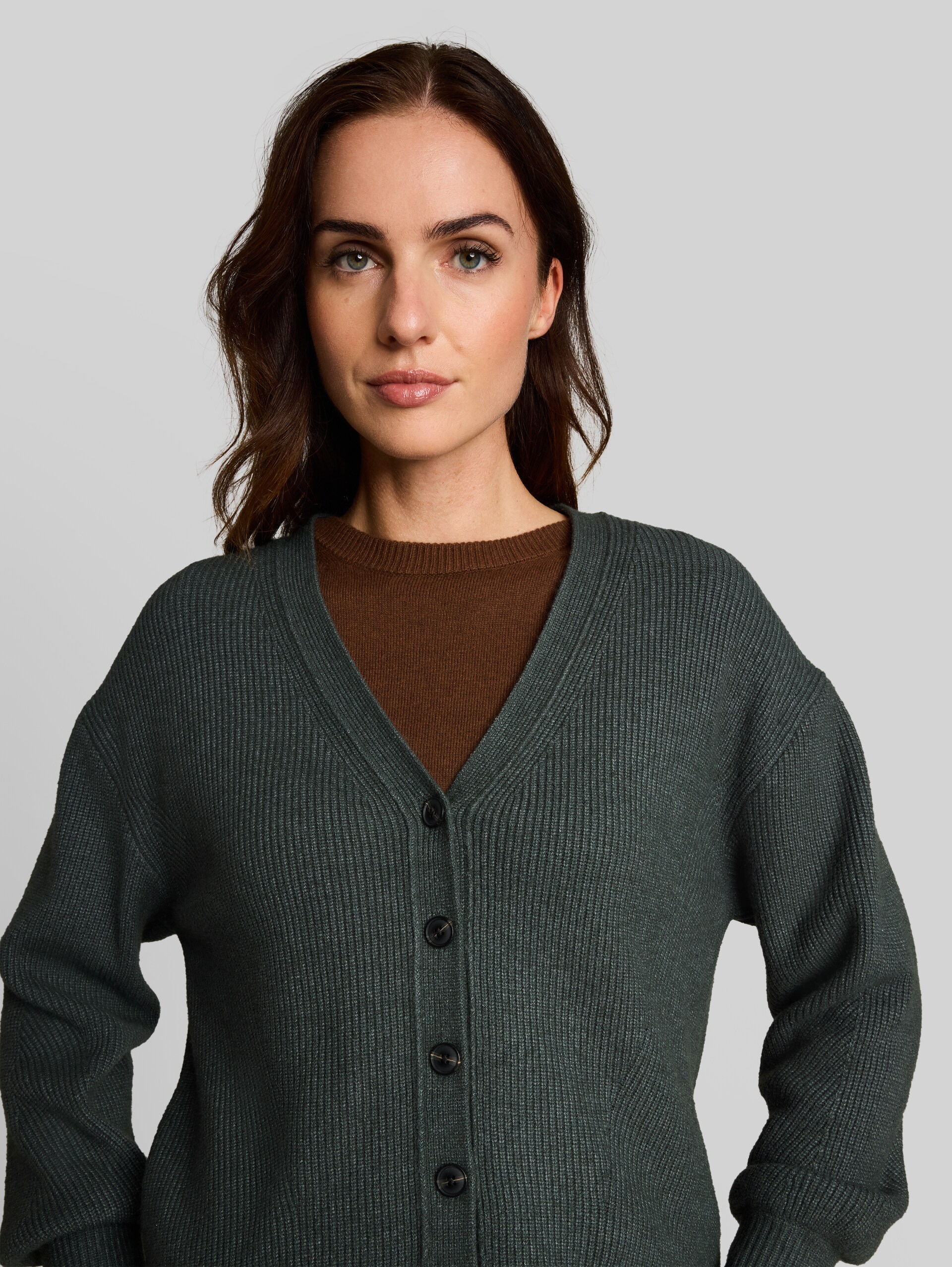 Oversize Cardigan mit V-Ausschnitt - olive dark melange - Detail-Model-Ansicht