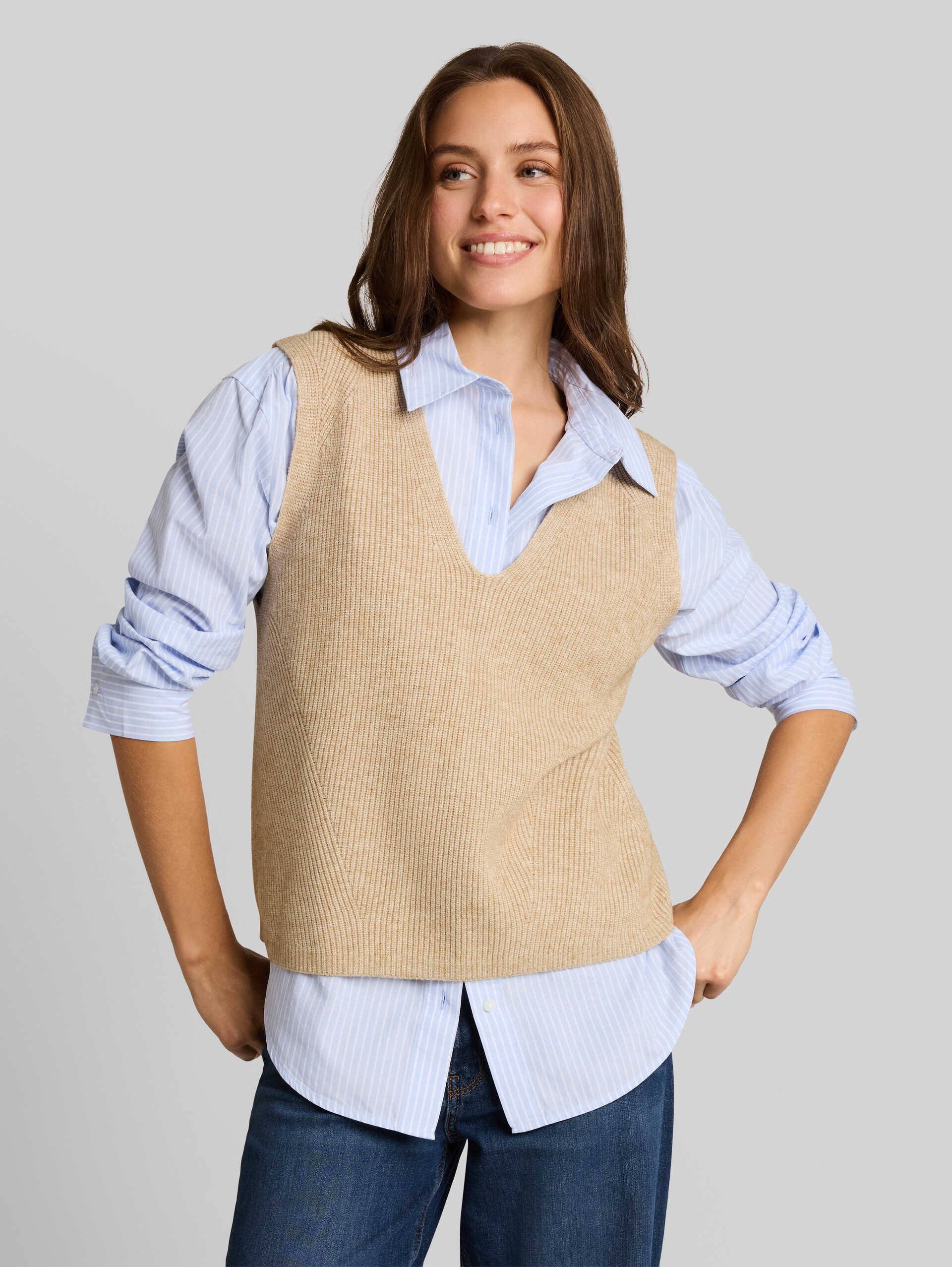 V-hals vest - gravel beige melange - Nek model vooraanzicht