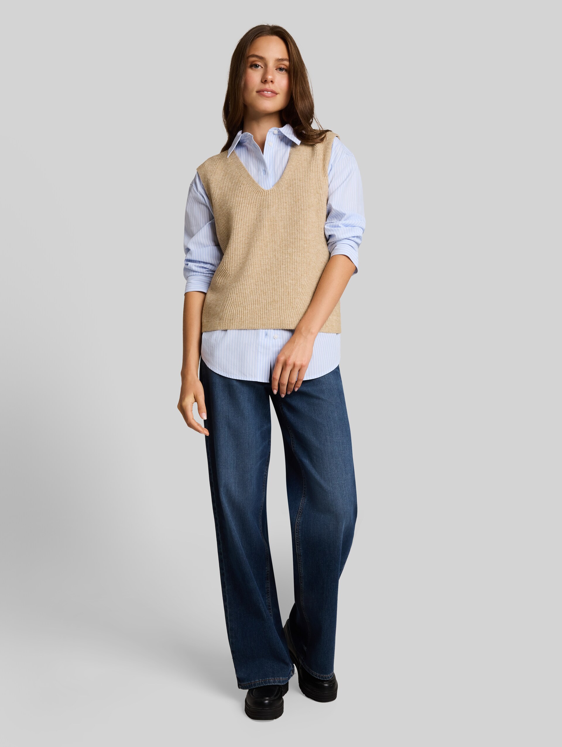 V-hals vest - gravel beige melange - Model vooraanzicht