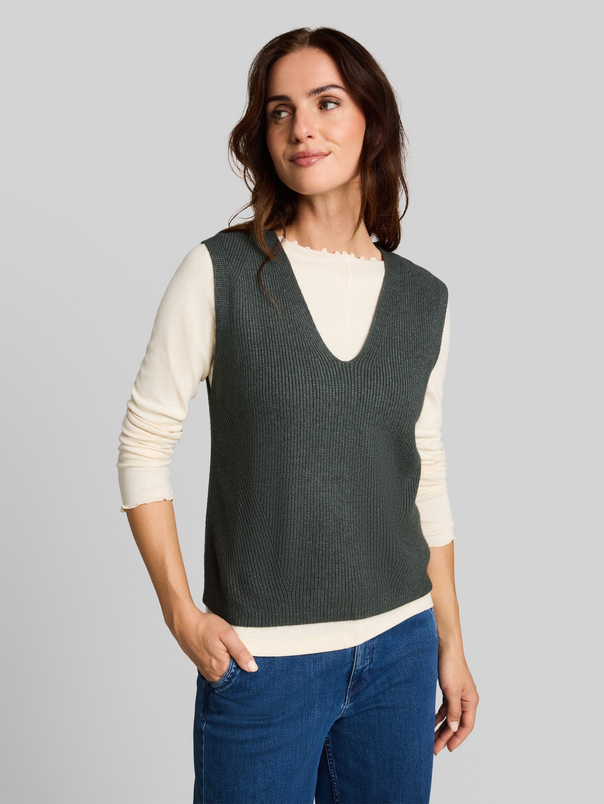Pullunder mit V-Ausschnitt - dark olive melange - Ausschnitt Model-Vorderansicht