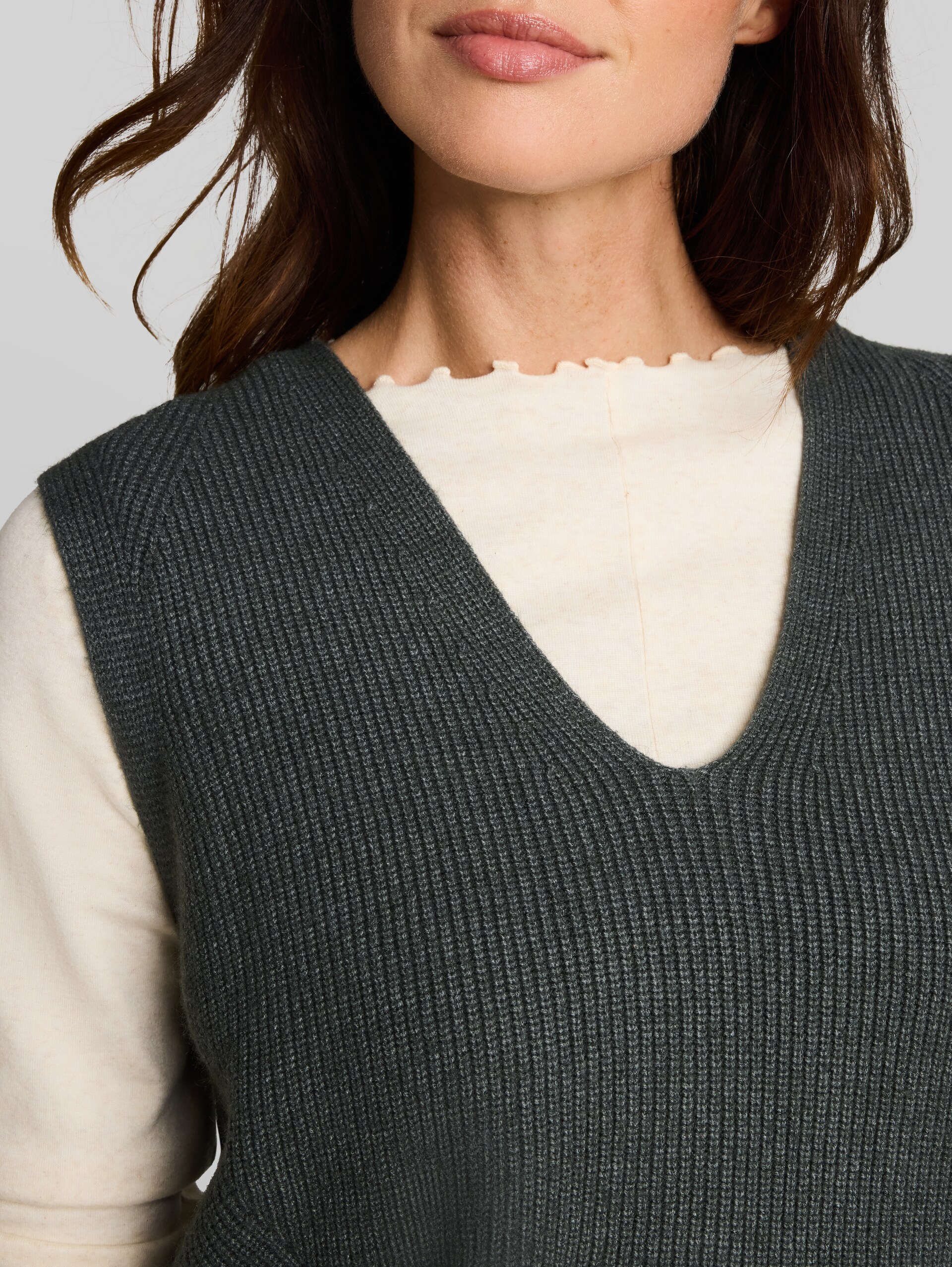 Pullunder mit V-Ausschnitt - dark olive melange - Detail-Model-Ansicht