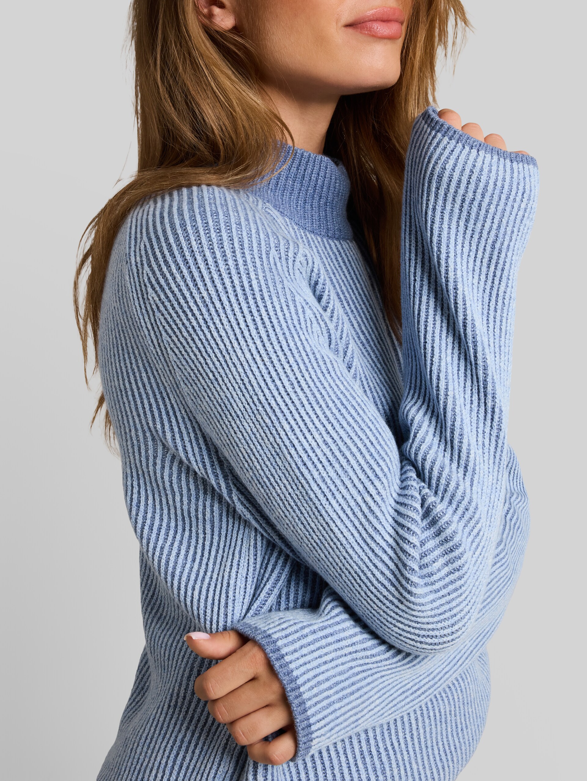 Loose Fit Strickpullover mit Wollanteil - fern blue structure - Detail-Model-Ansicht