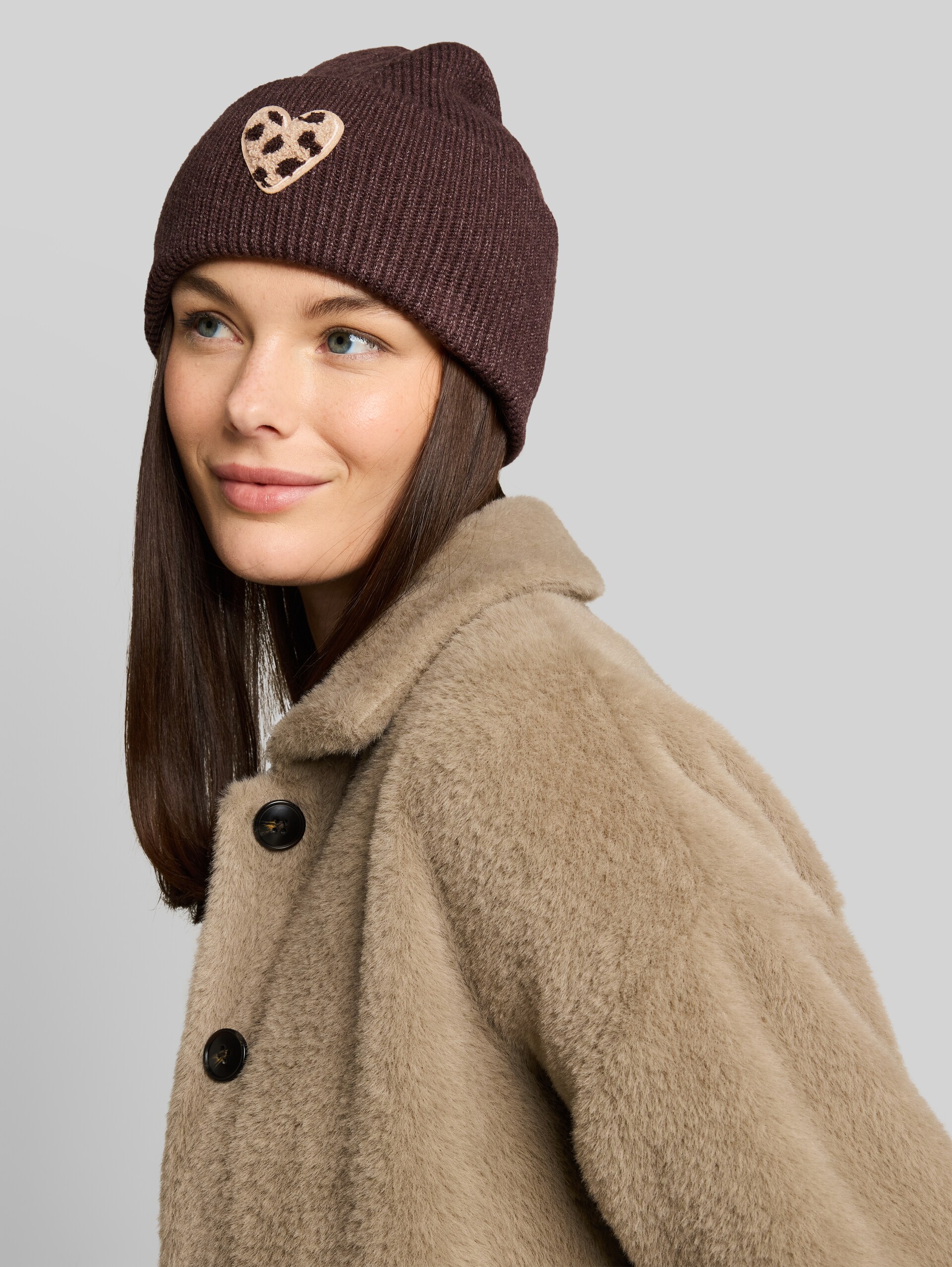 Beanie met badge - java dark brown melange - Nek model vooraanzicht