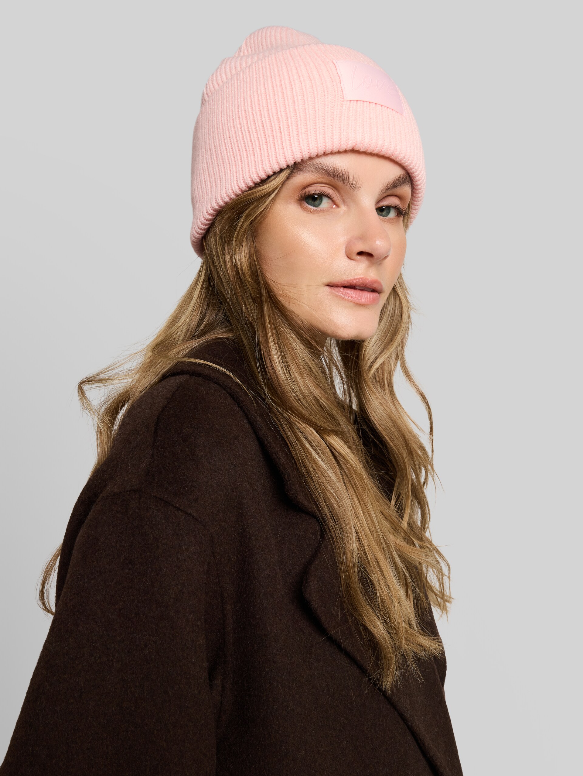 Beanie met badge - light pastel pink melange - Nek model vooraanzicht