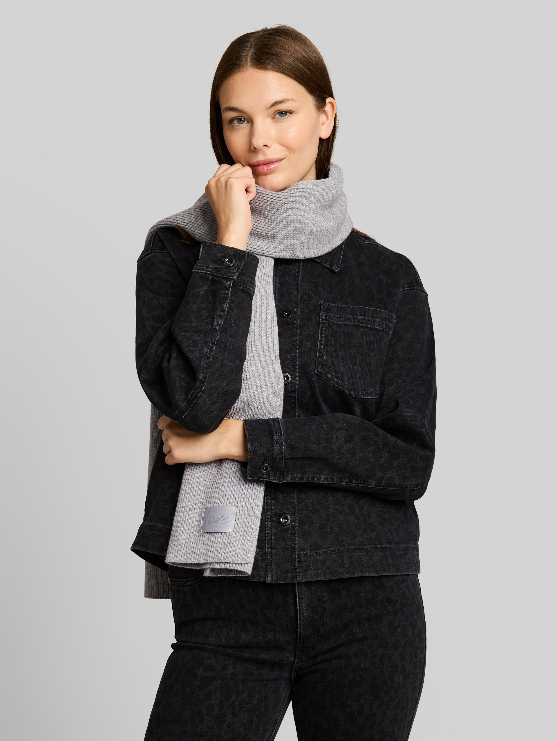 Gebreide sjaal met badge - soft grey melange - Nek model vooraanzicht