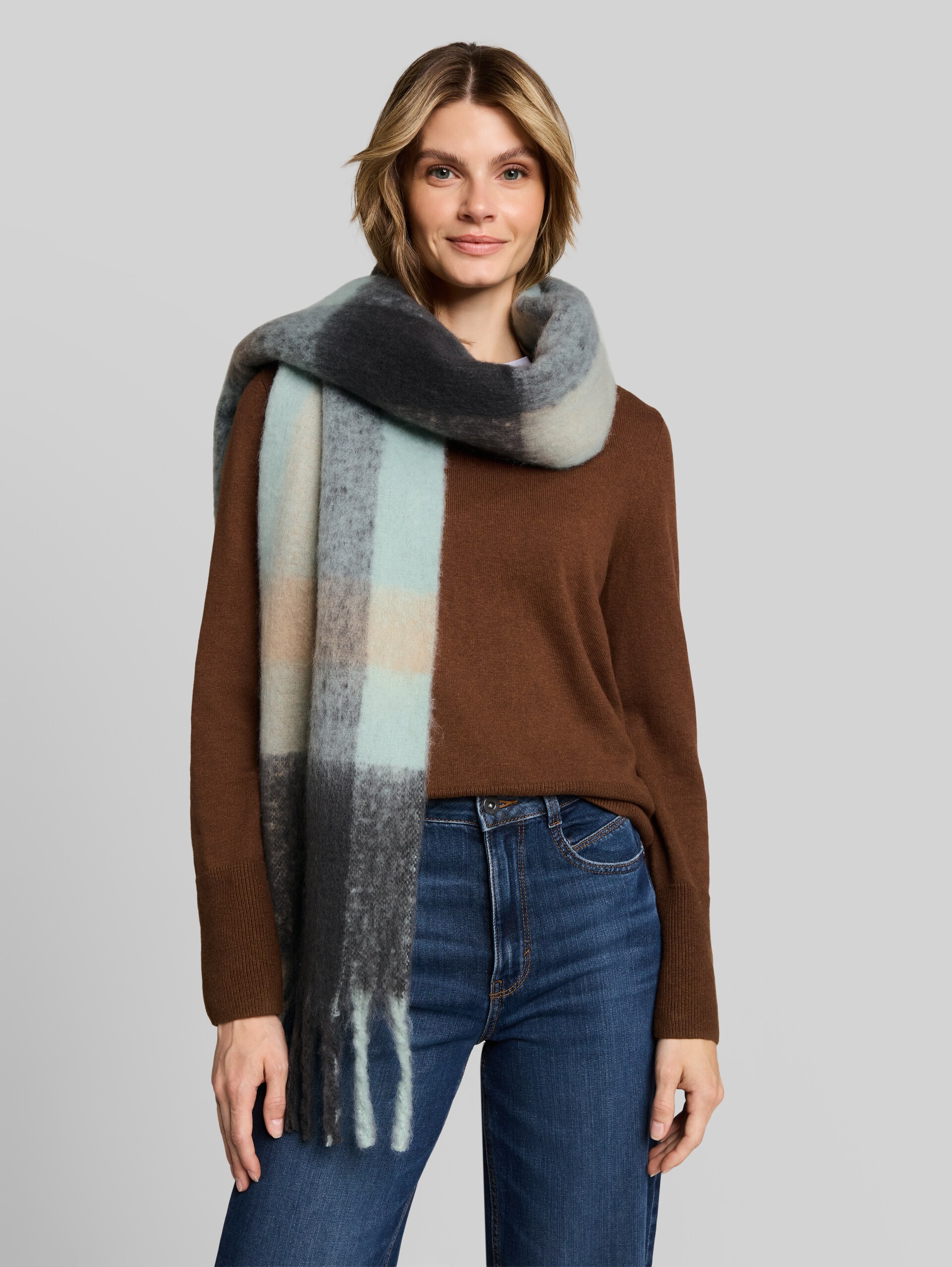 Cosy Schal mit Fransen - green big check - Ausschnitt Model-Vorderansicht