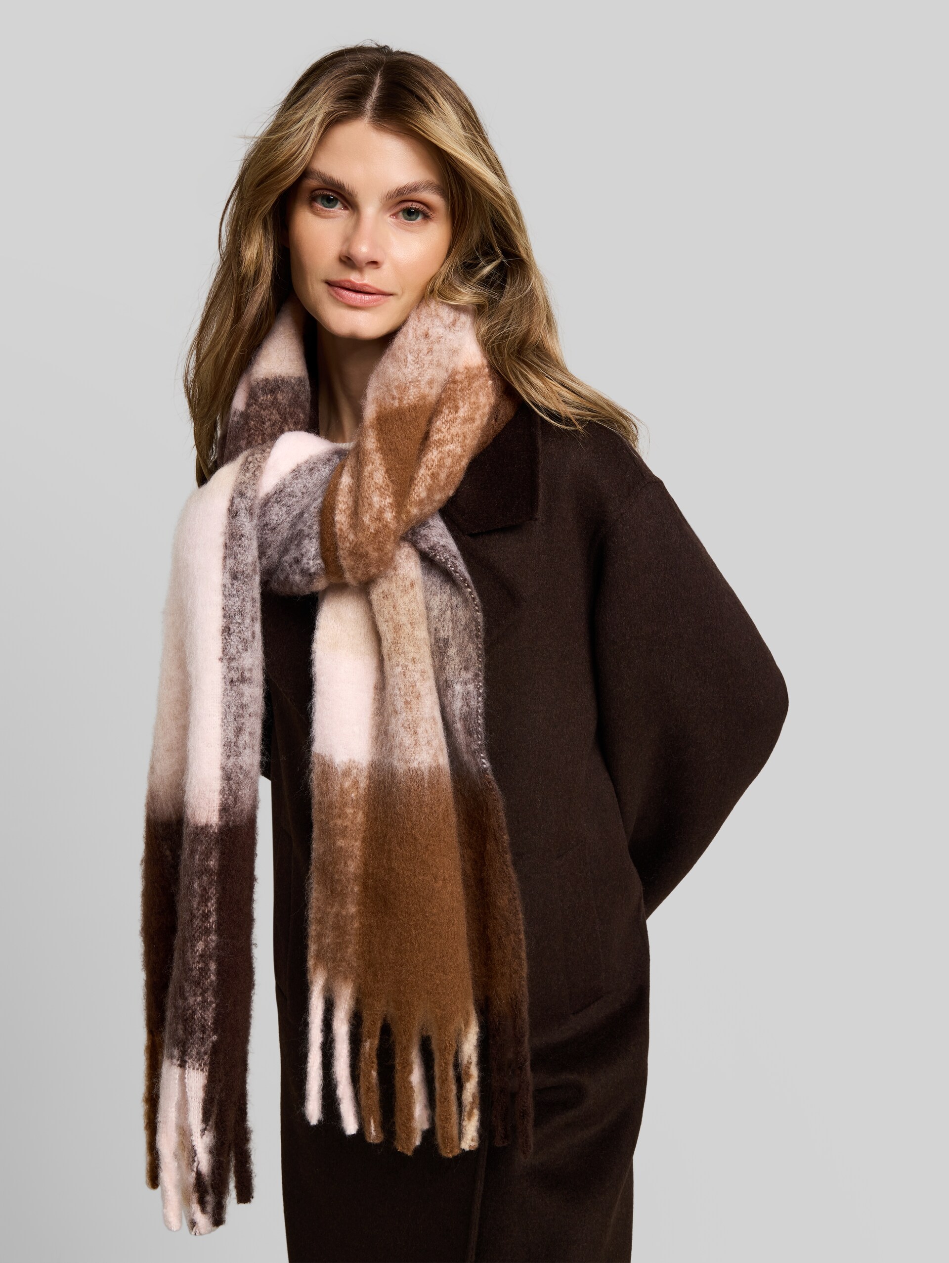 Cosy Schal mit Fransen - brown big check - Ausschnitt Model-Vorderansicht