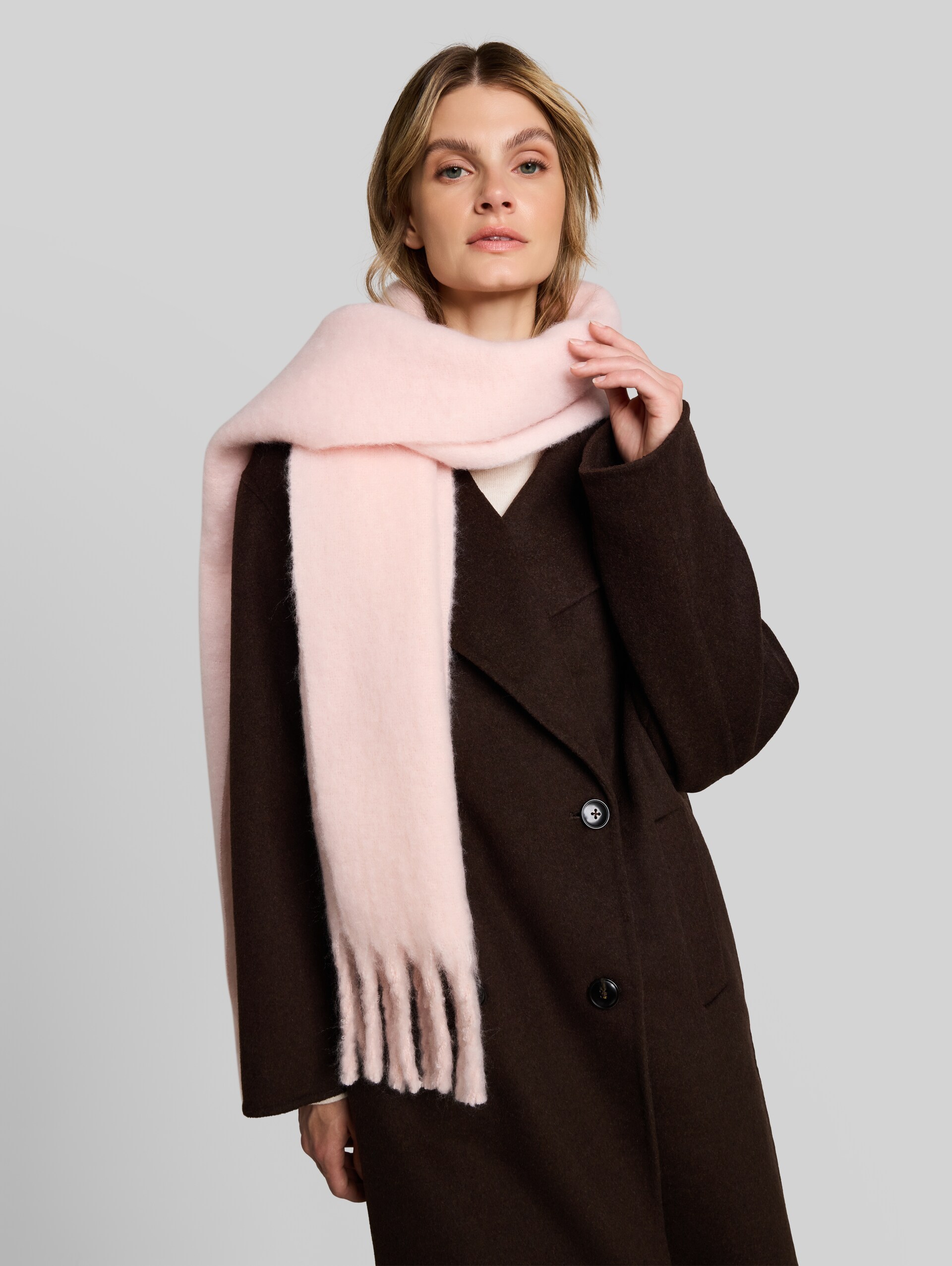Cosy Schal mit Fransen - light pastel pink - Ausschnitt Model-Vorderansicht