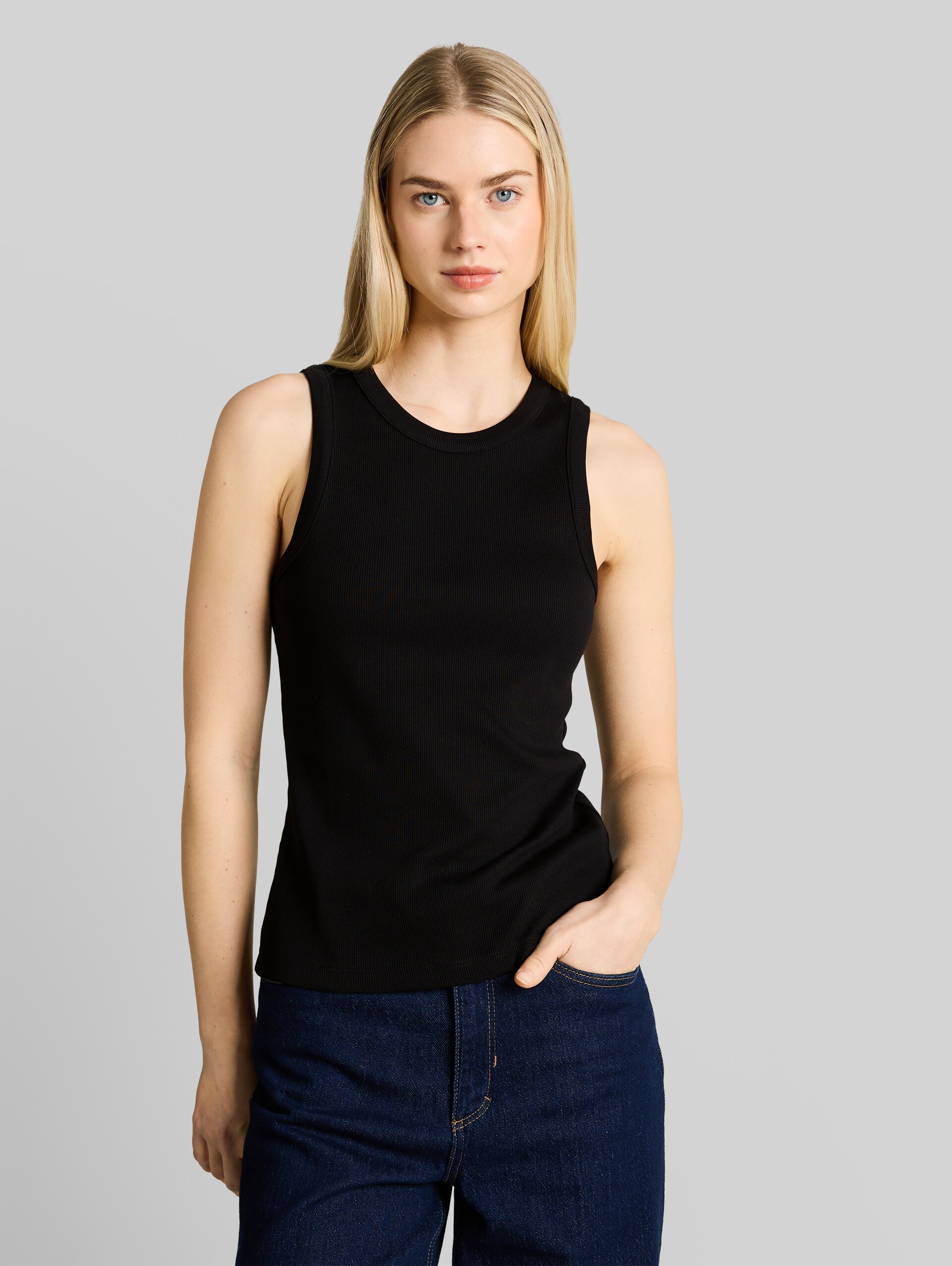 Slim Fit Top im 2er-Pack - deep black - Ausschnitt Model-Vorderansicht