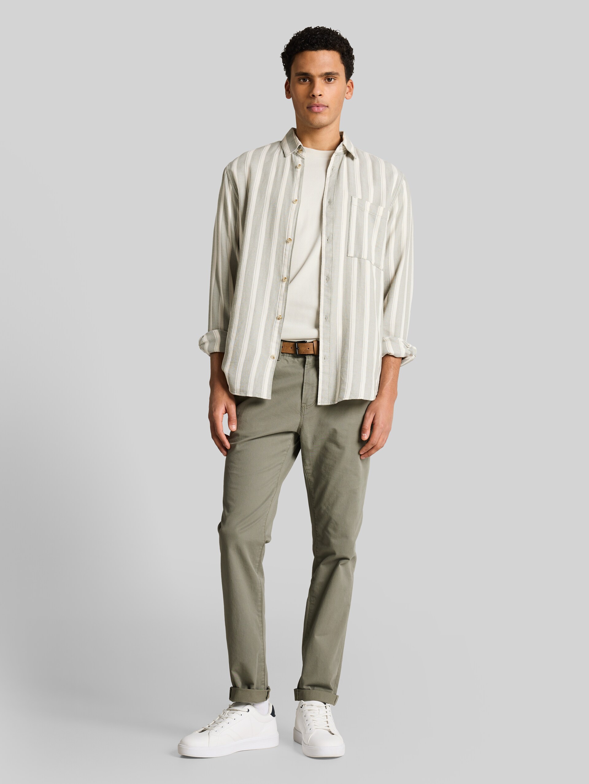 TTSLIM Chino Hose mit Gürtel - dusty mid olive - Model-Vorderansicht