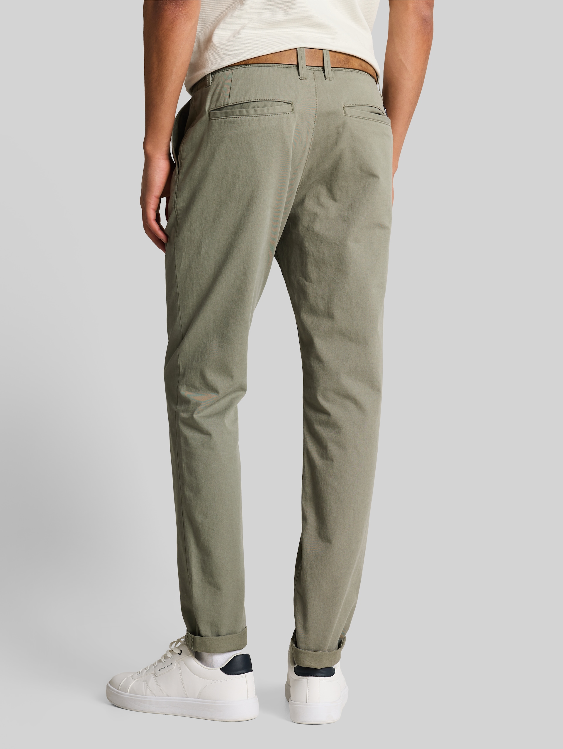 TTSLIM Chino Hose mit Gürtel - dusty mid olive - Auschnitt Model-Rückansicht