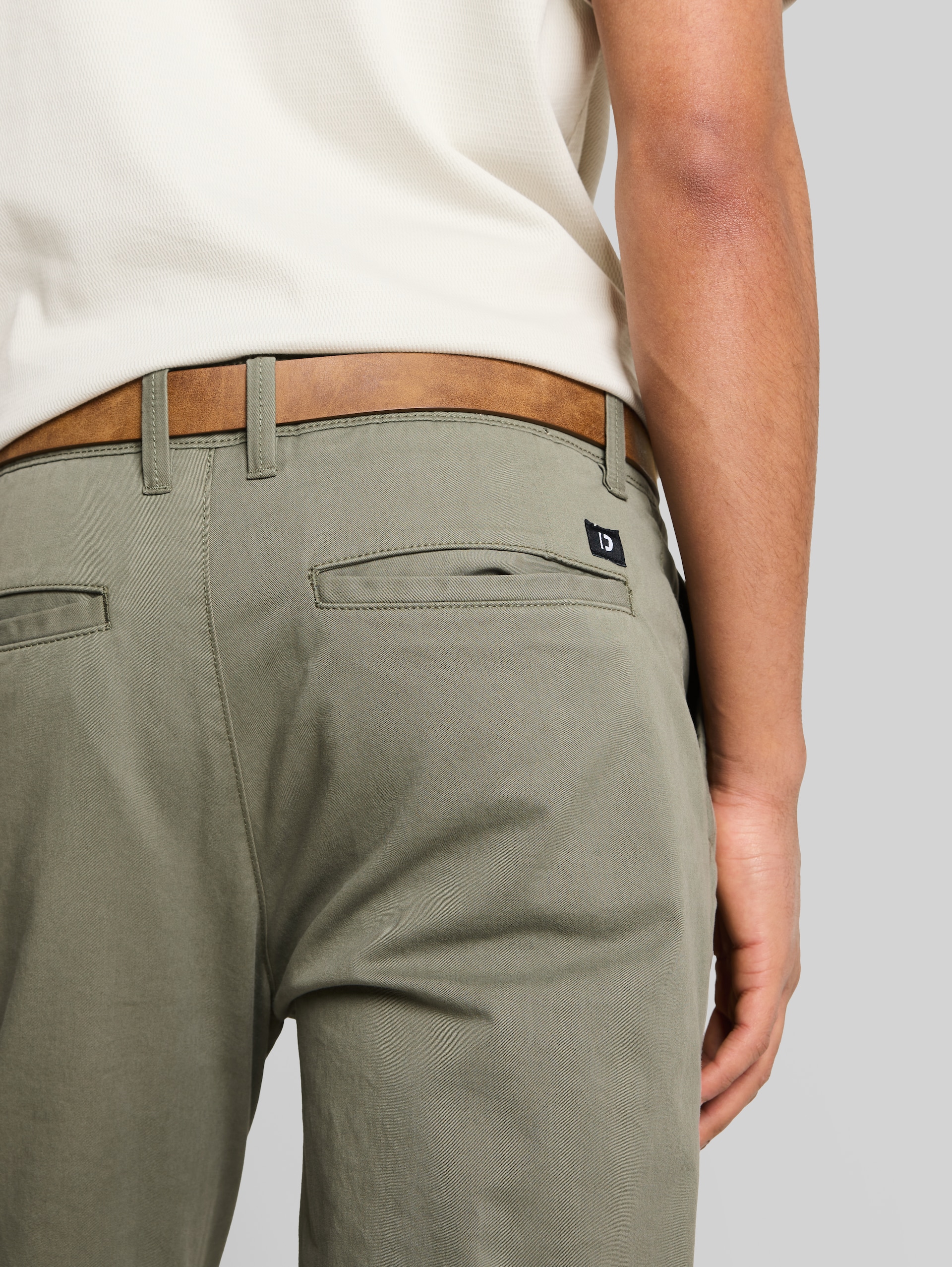 TTSLIM Chino Hose mit Gürtel - dusty mid olive - Detail-Model-Ansicht