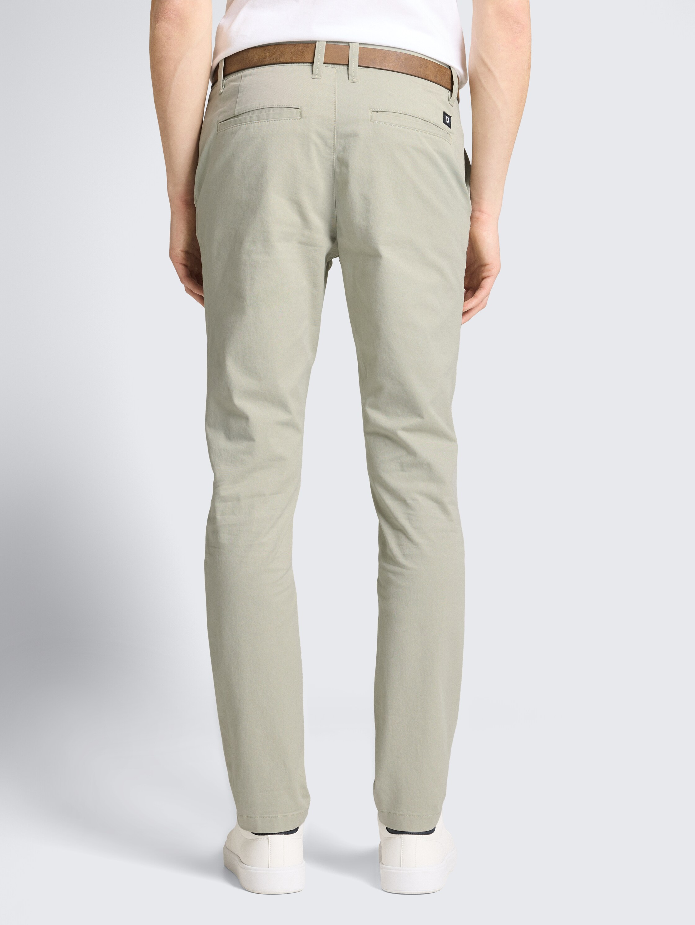 TTSLIM Chino Hose mit Gürtel - elemental grey - Auschnitt Model-Rückansicht