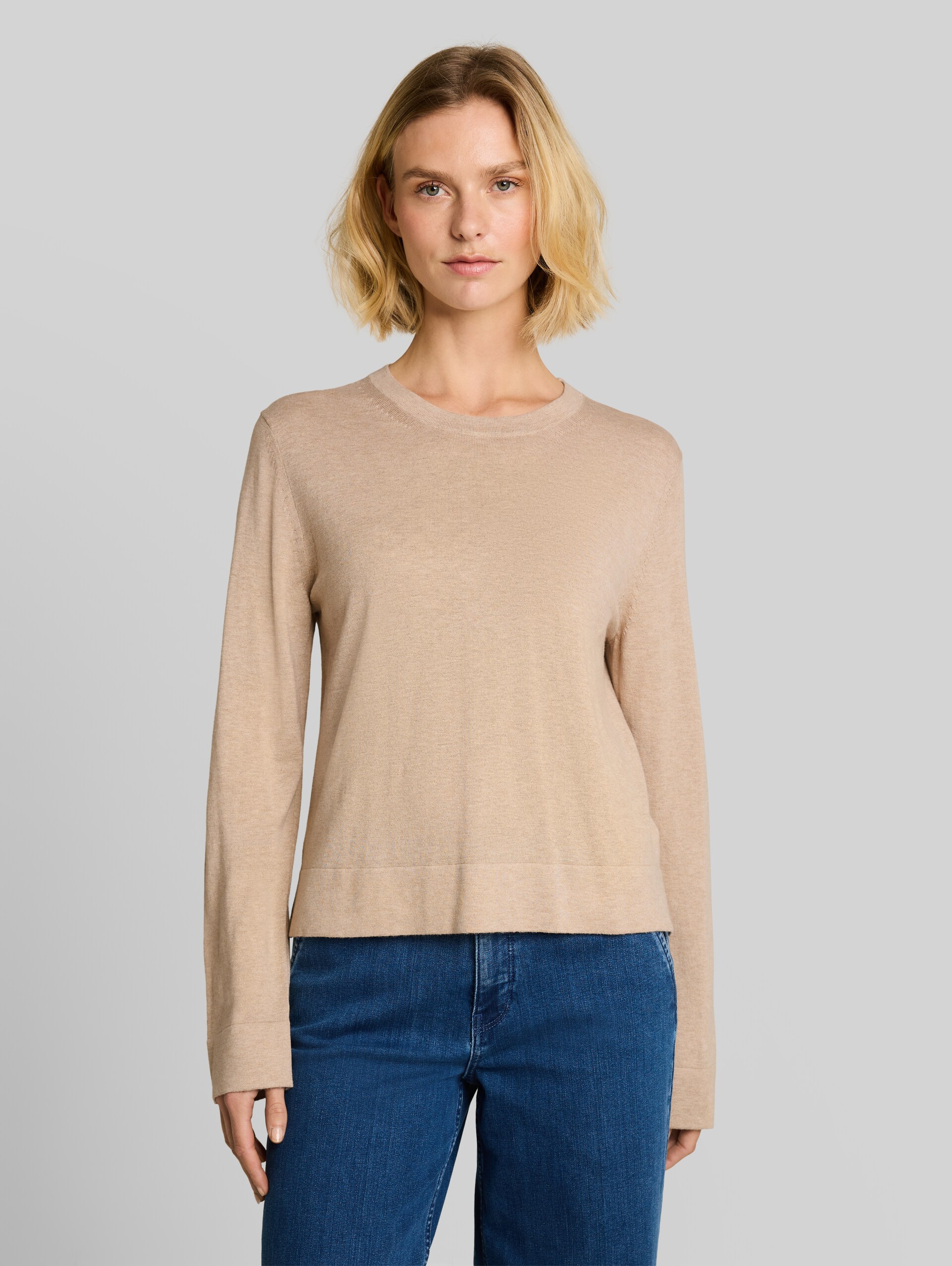 Knitted jumper with silk blend - gravel beige melange - Neckline model front view