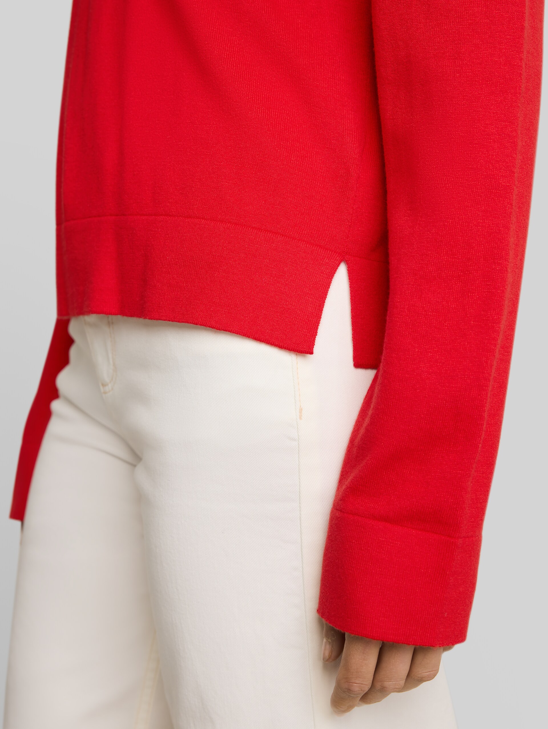 Knitted jumper with silk blend - soft scarlet red - Detail model view
