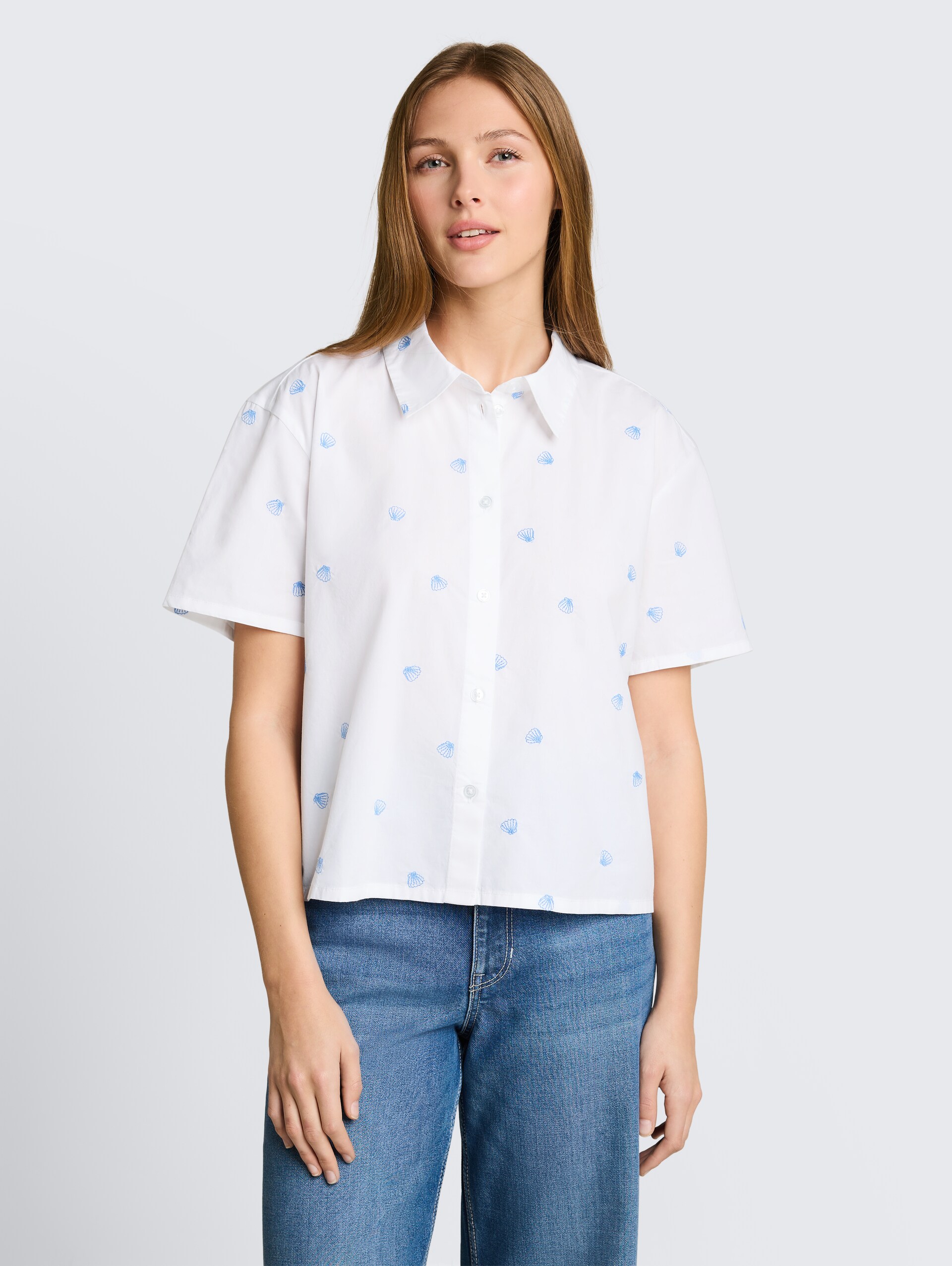 Boxy fit overhemdblouse met borduursels - white shell embroidery - Nek model vooraanzicht