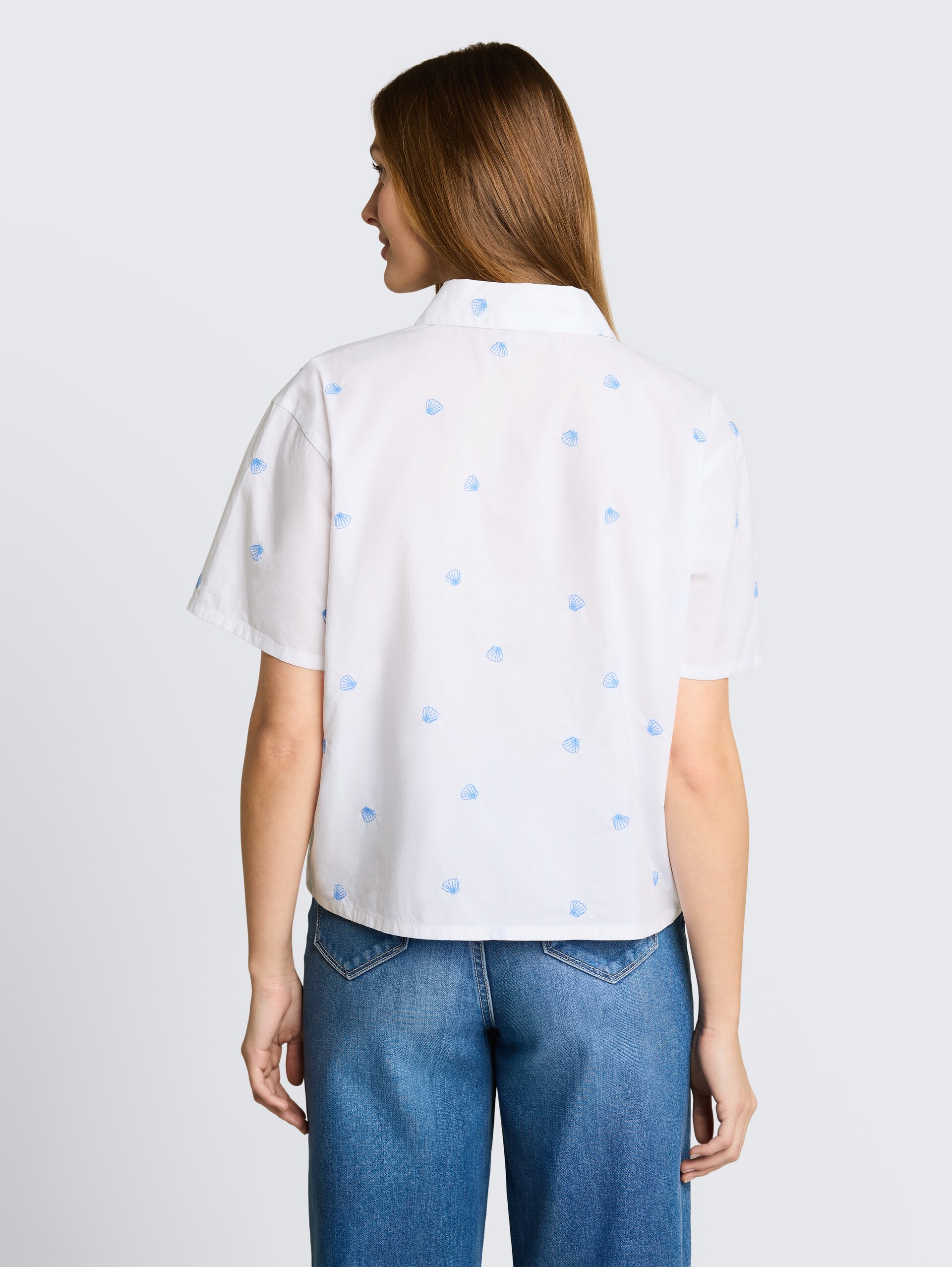 Boxy fit overhemdblouse met borduursels - white shell embroidery - Neklijn model-achteraanzicht
