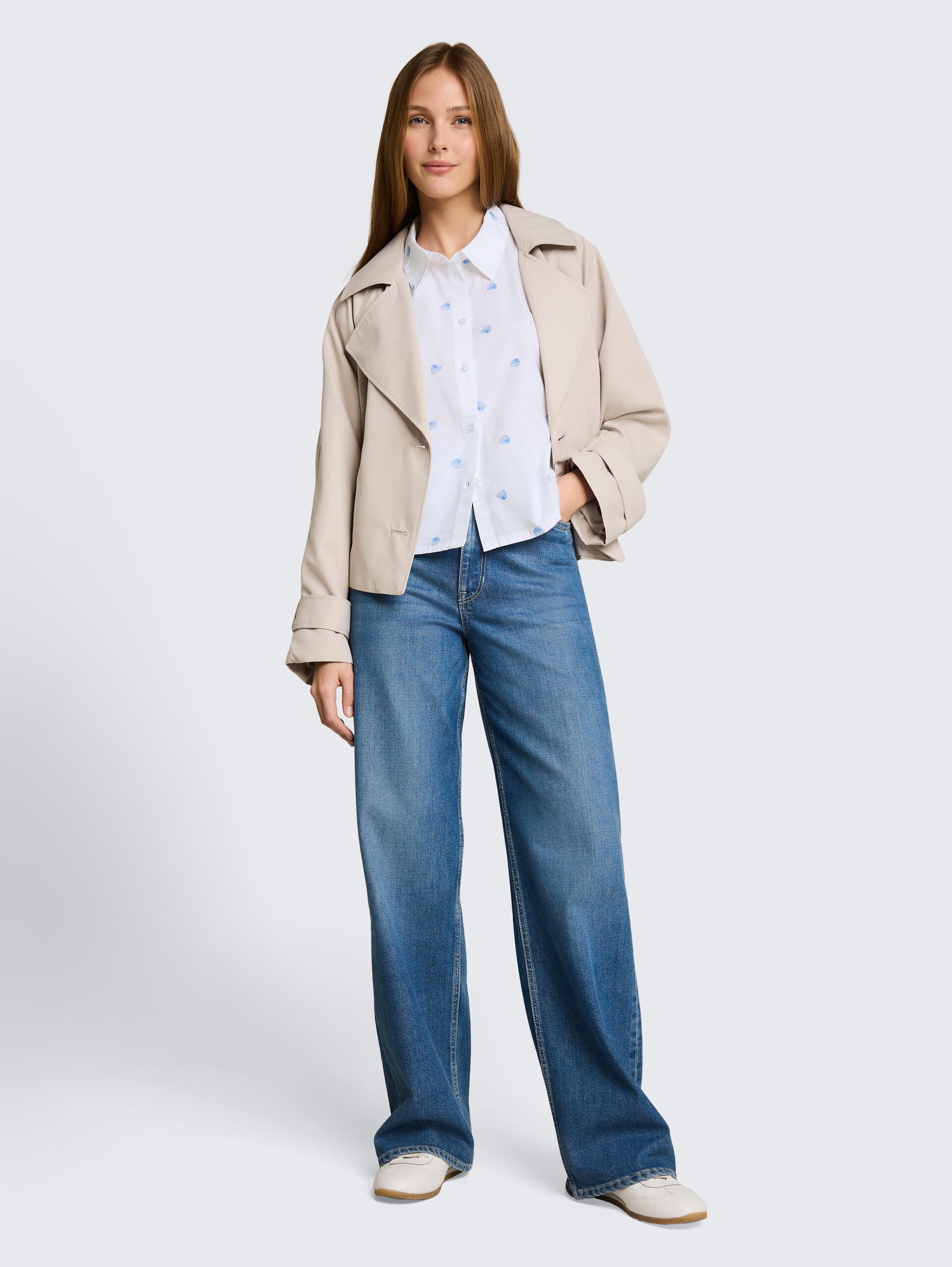 Boxy fit overhemdblouse met borduursels - white shell embroidery - Model vooraanzicht