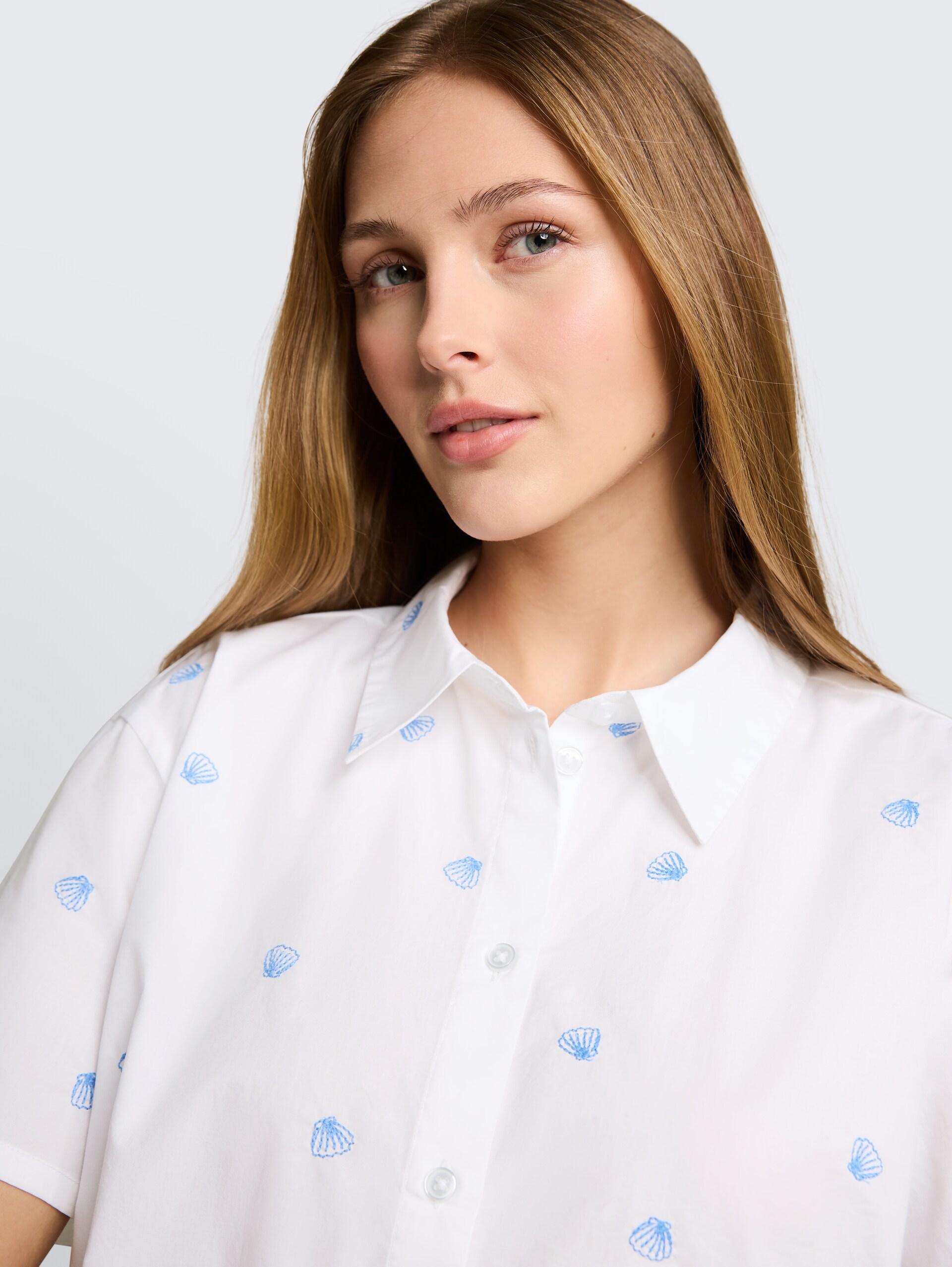 Boxy fit overhemdblouse met borduursels - white shell embroidery - Detailaanzicht model
