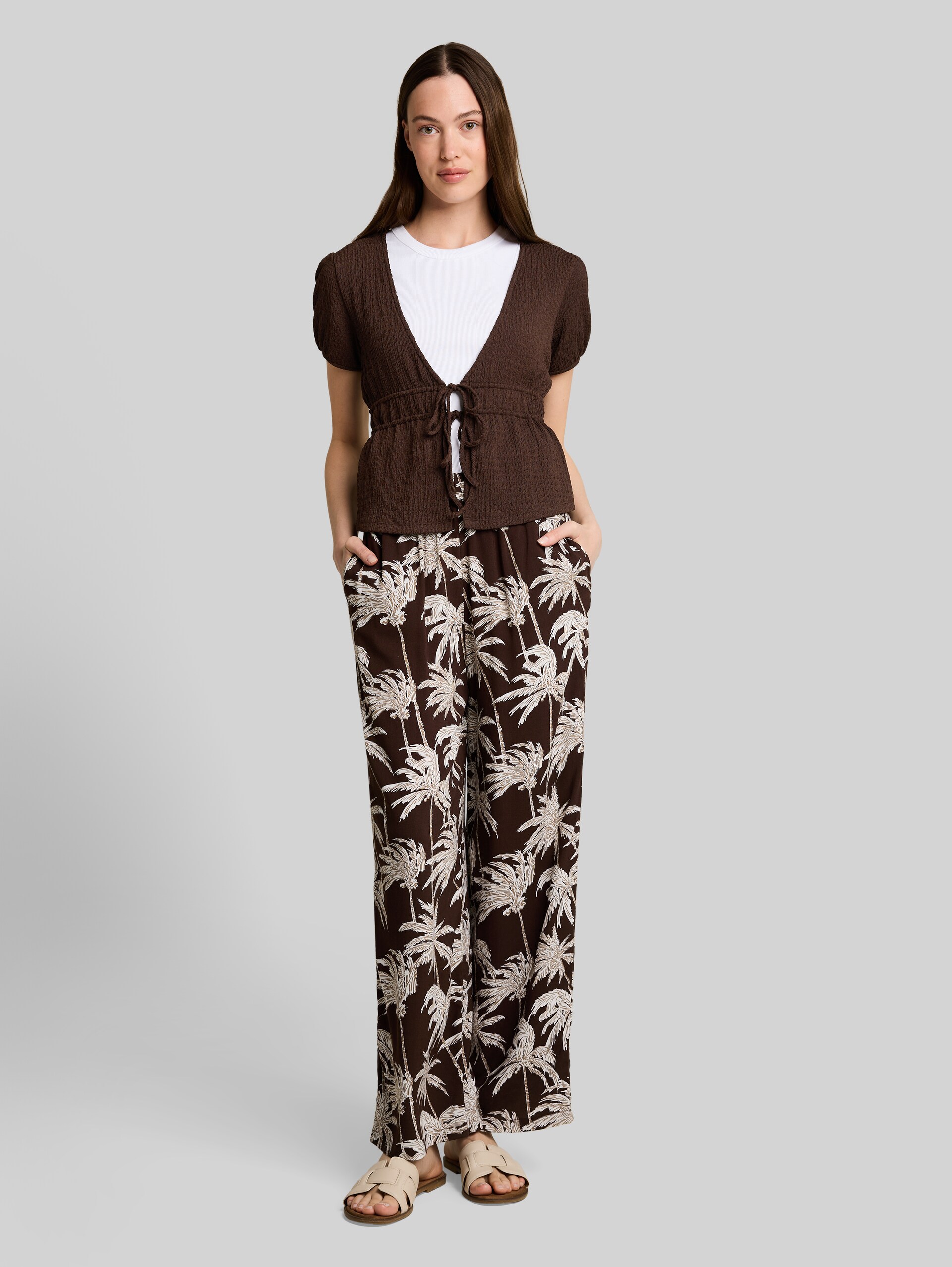 Crinkle Bolero Bluse mit Schleifen - cool dark brown - Model-Vorderansicht
