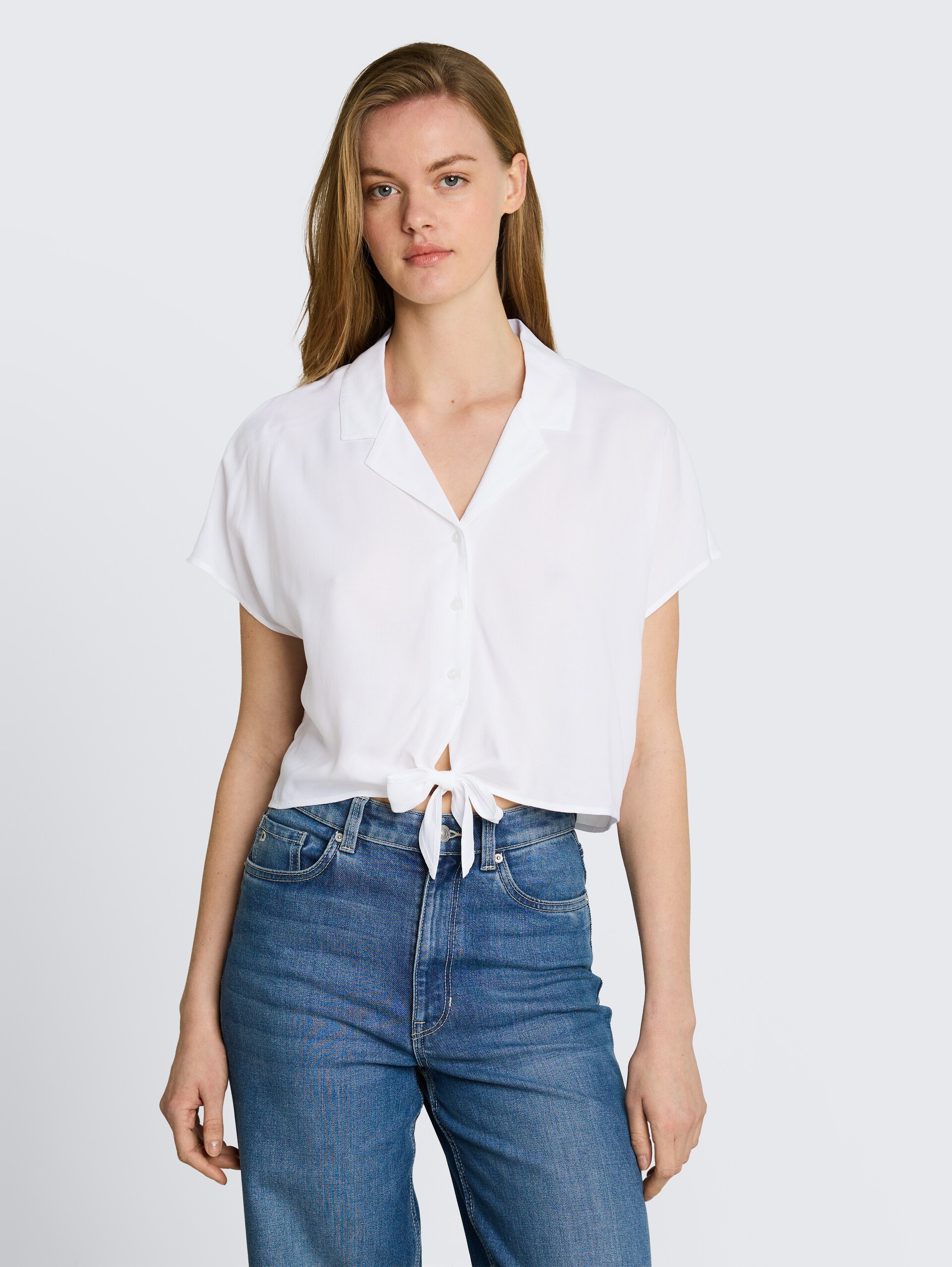 Resort overhemdblouse met knoopdetail - White - Nek model vooraanzicht