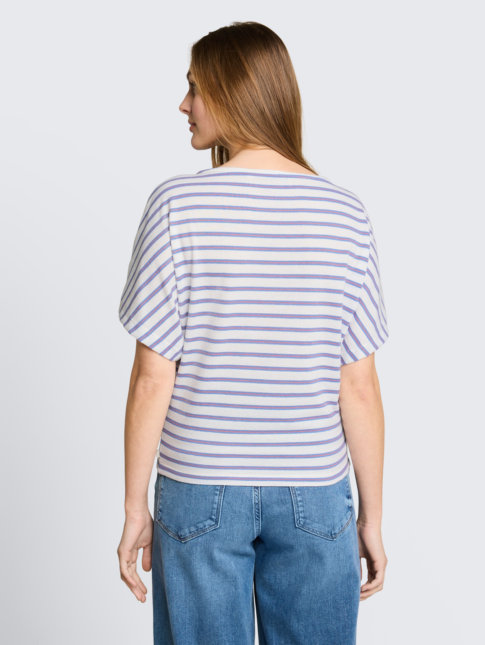 T-shirt met losse pasvorm en streepmotief - white blue coral stripe - Neklijn model-achteraanzicht