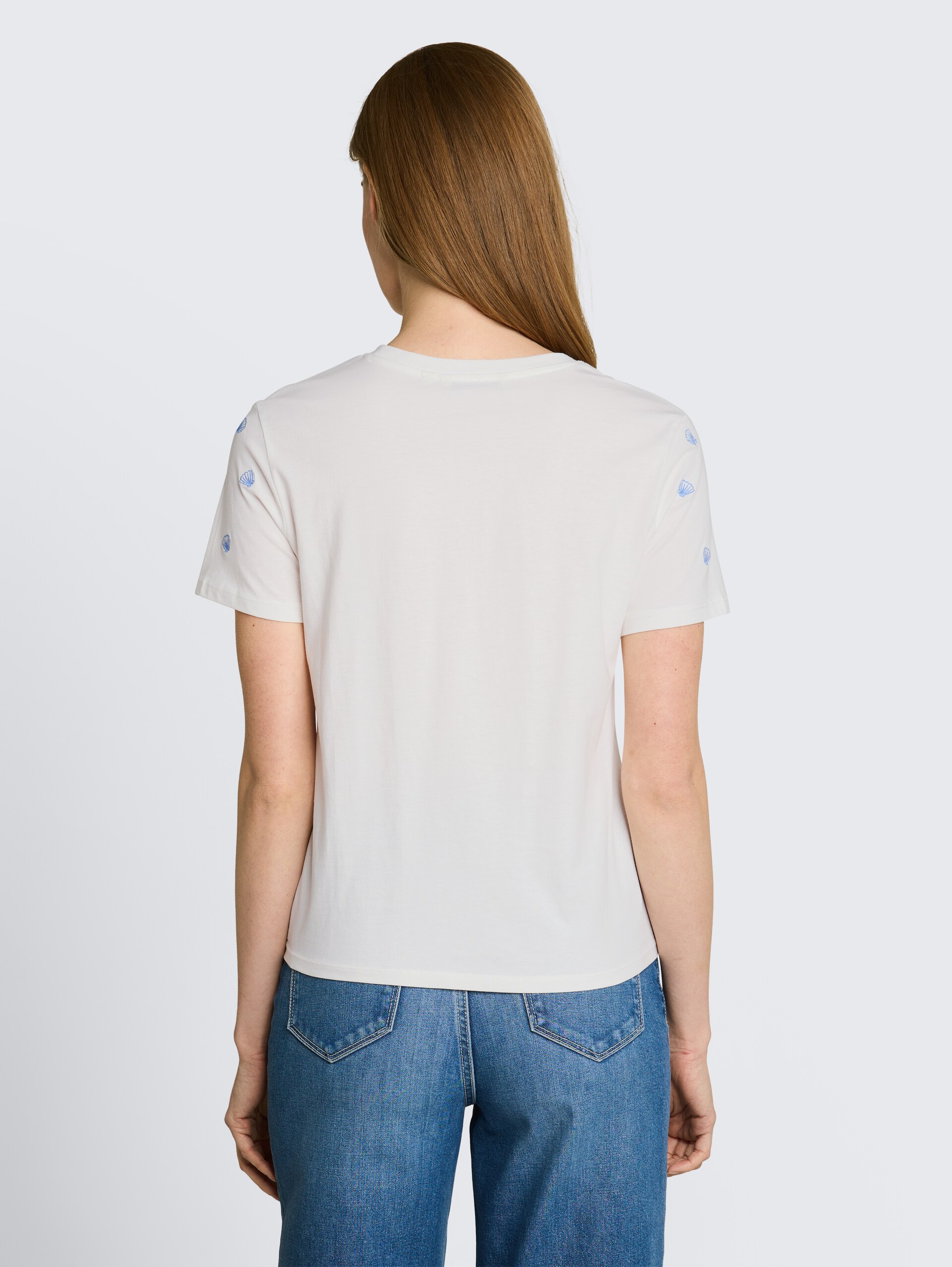 T-shirt met borduursels - off white shell embroidery - Neklijn model-achteraanzicht