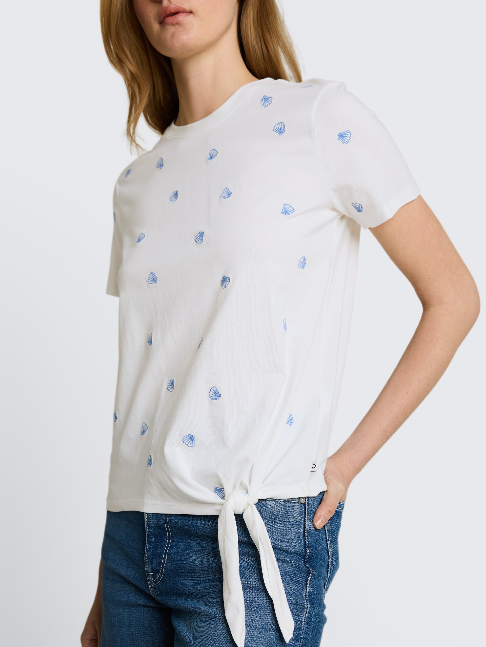 T-shirt met borduursels - off white shell embroidery - Detailaanzicht model