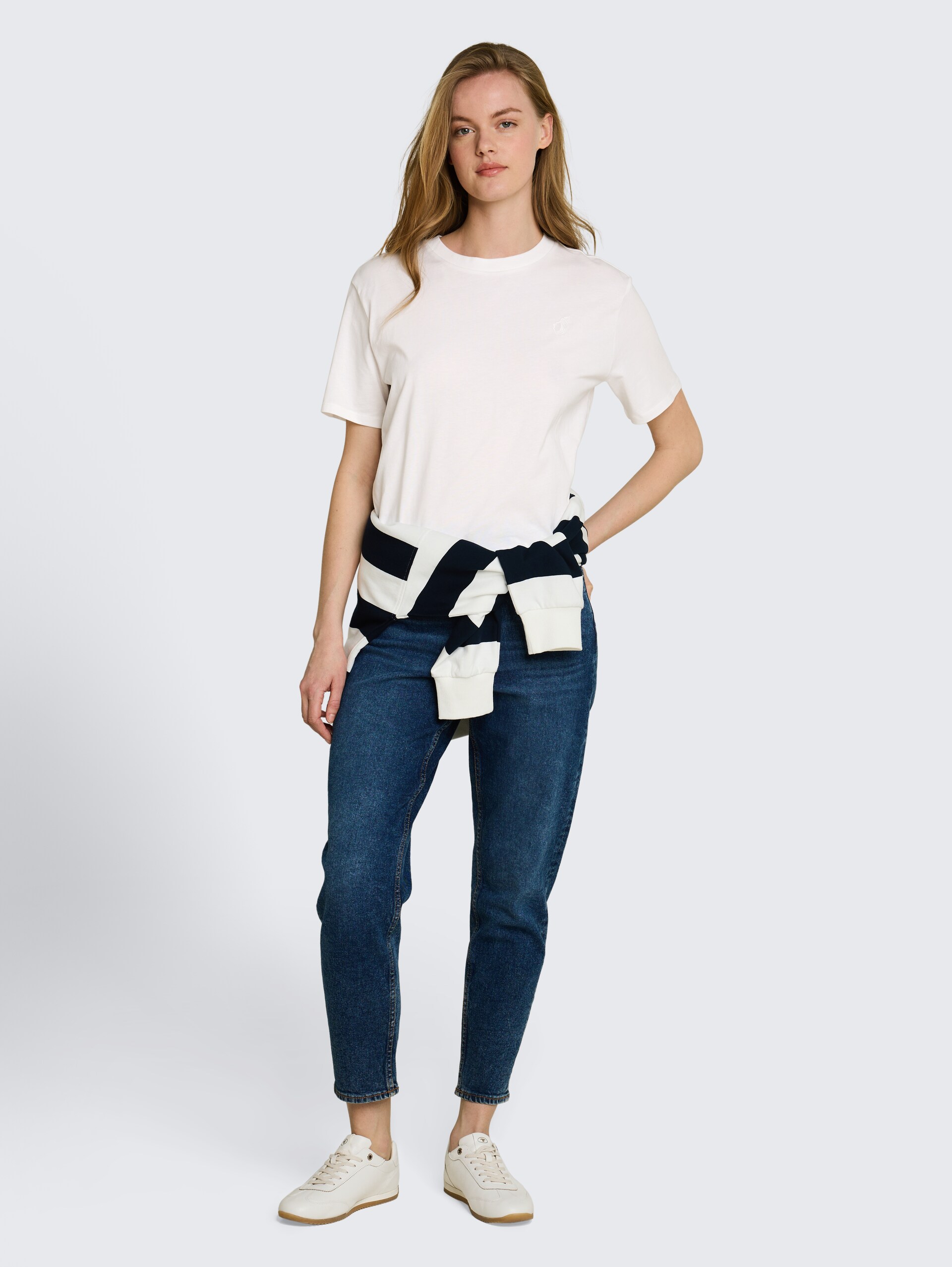 Boxy fit T-shirt met borduursel - off white - Model vooraanzicht