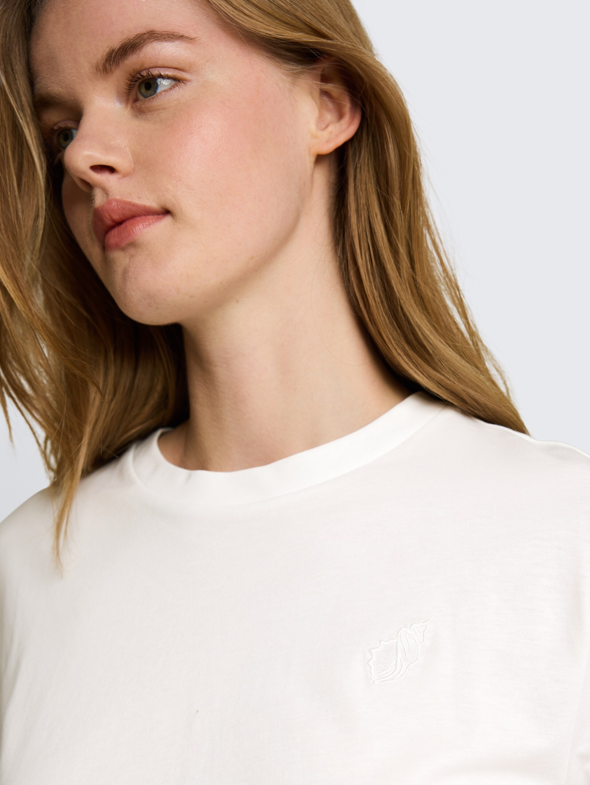 Boxy fit T-shirt met borduursel - off white - Detailaanzicht model