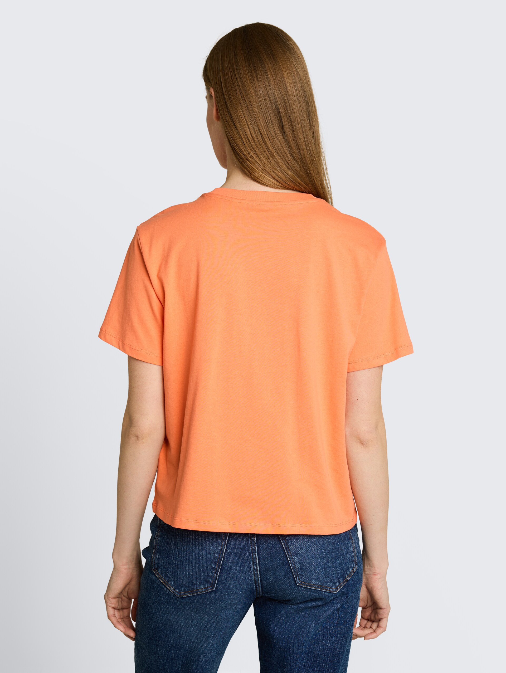 Boxy fit T-shirt met borduursel - bright coral - Neklijn model-achteraanzicht