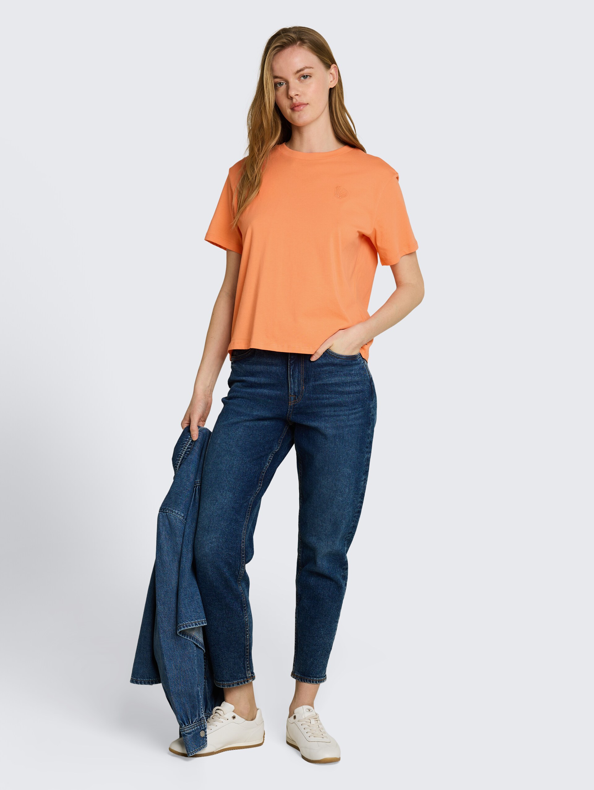 Boxy fit T-shirt met borduursel - bright coral - Model vooraanzicht