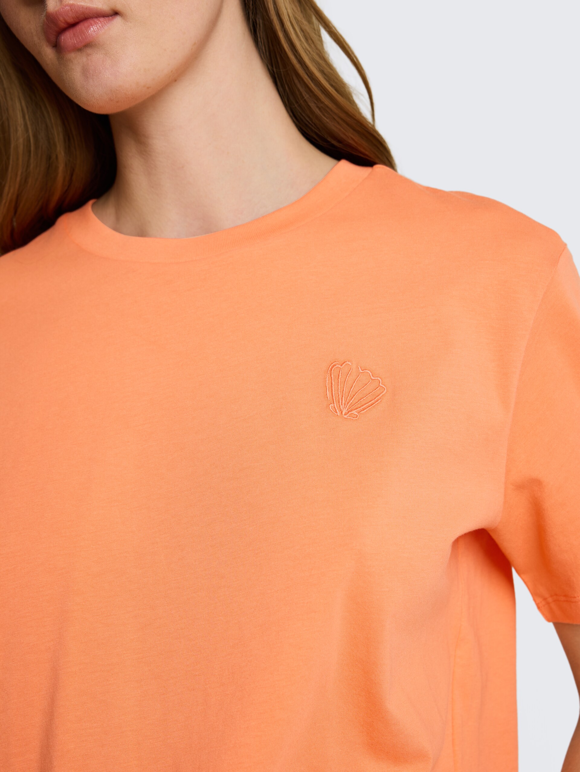 Boxy fit T-shirt met borduursel - bright coral - Detailaanzicht model