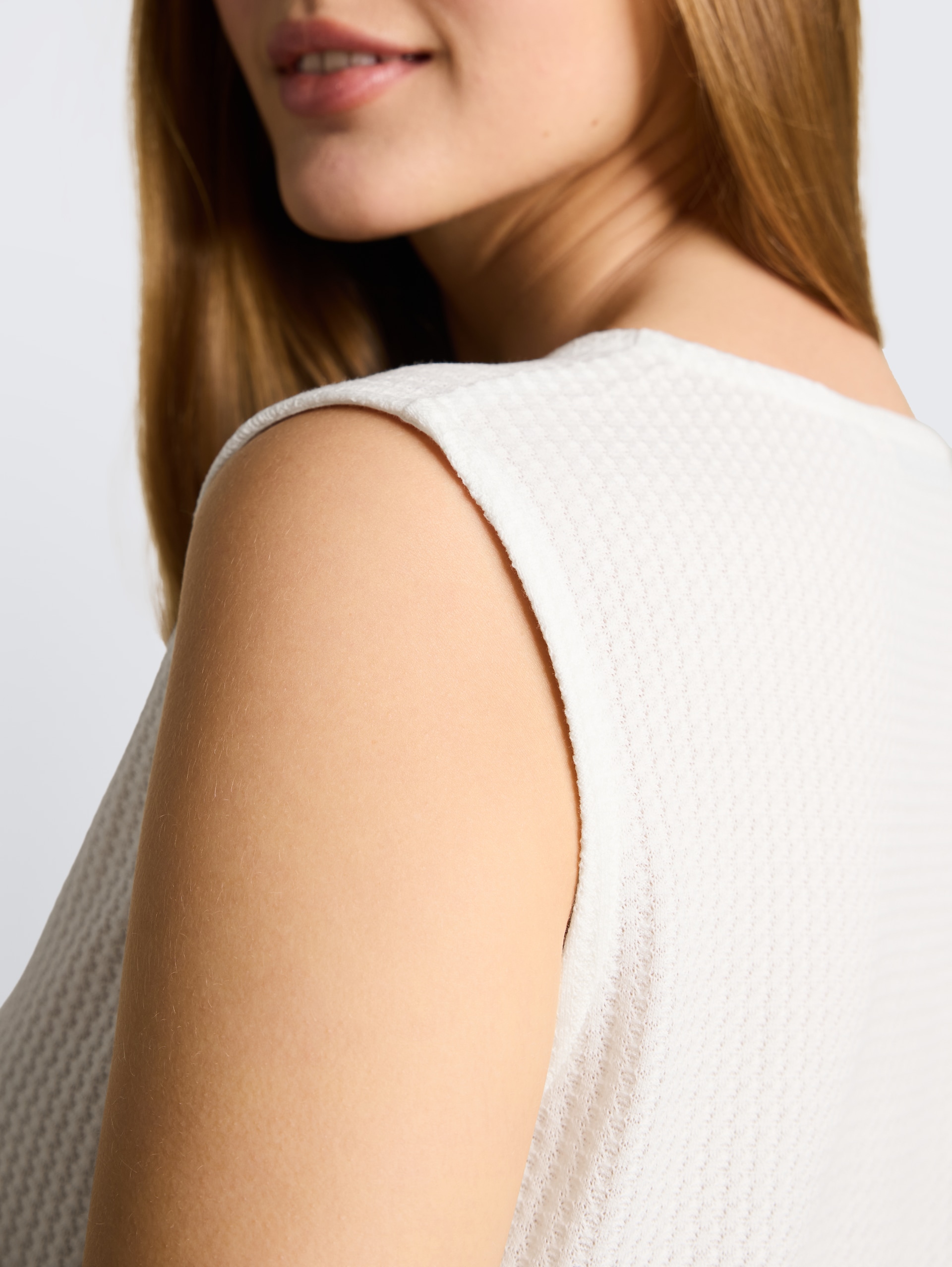 Top met strikdetails - off white - Detailaanzicht model