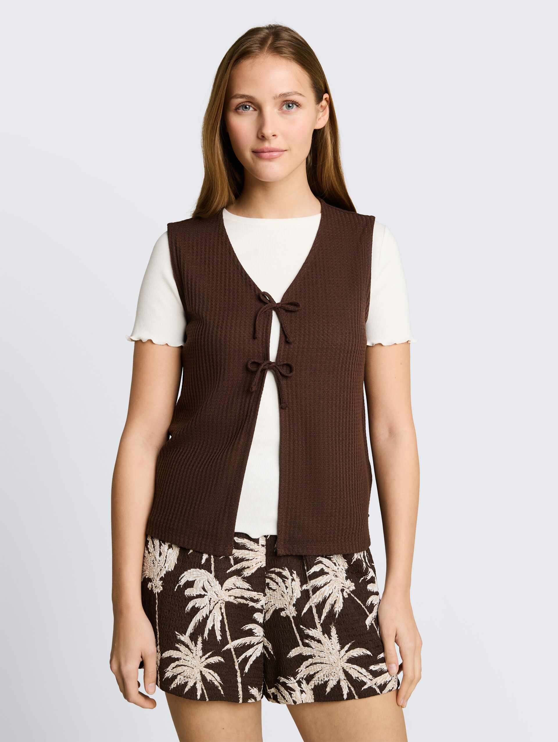 Top mit Schleifen-Details - cool dark brown - Ausschnitt Model-Vorderansicht