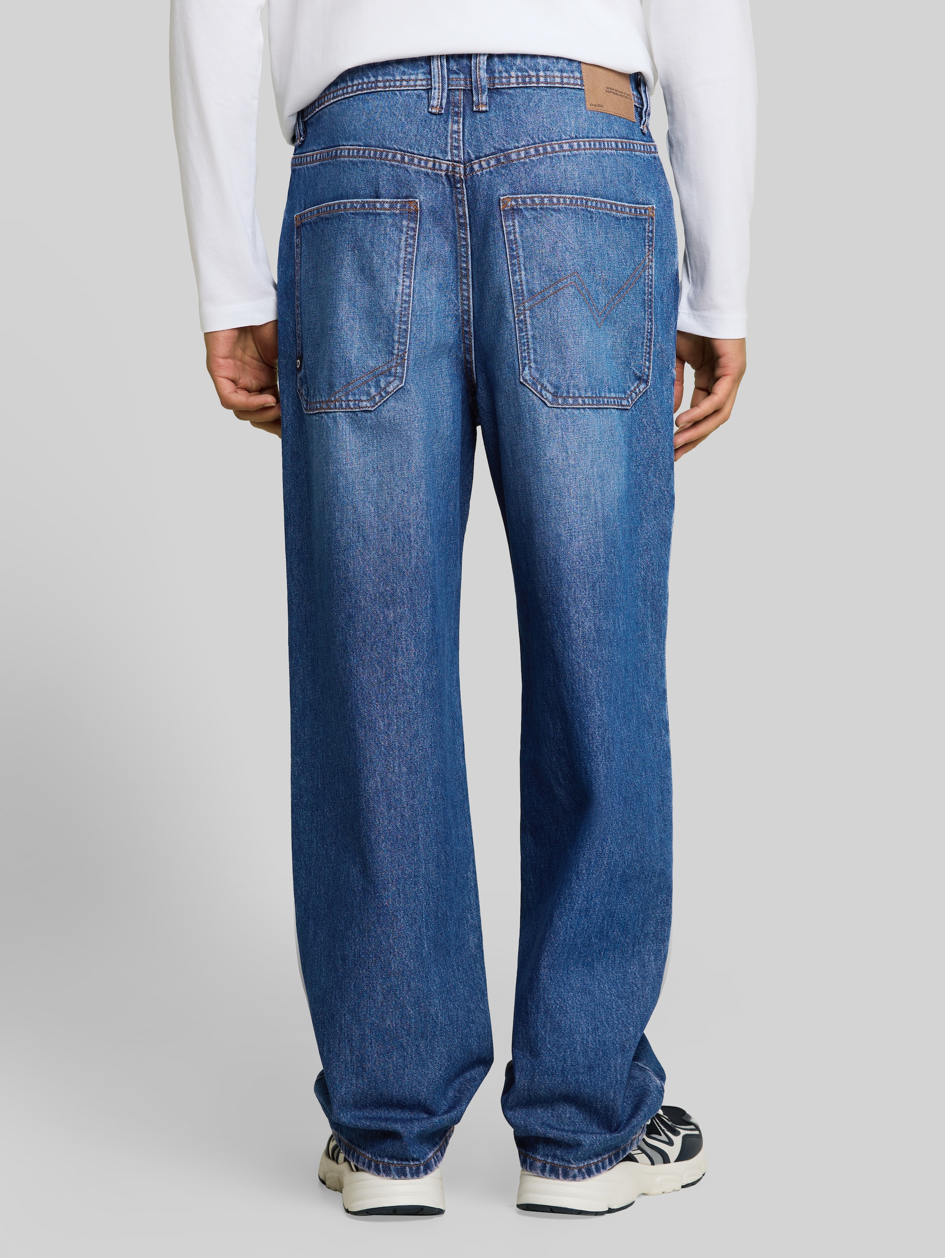 TTELLIOT BAGGY Jeans - Blue Denim - Auschnitt Model-Rückansicht
