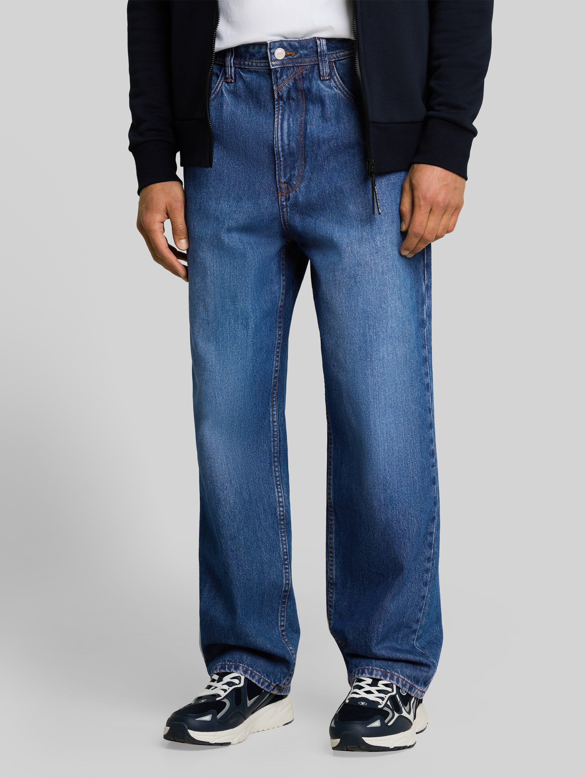 TTELLIOT BAGGY Jeans - Blue Denim - Ausschnitt Model-Vorderansicht