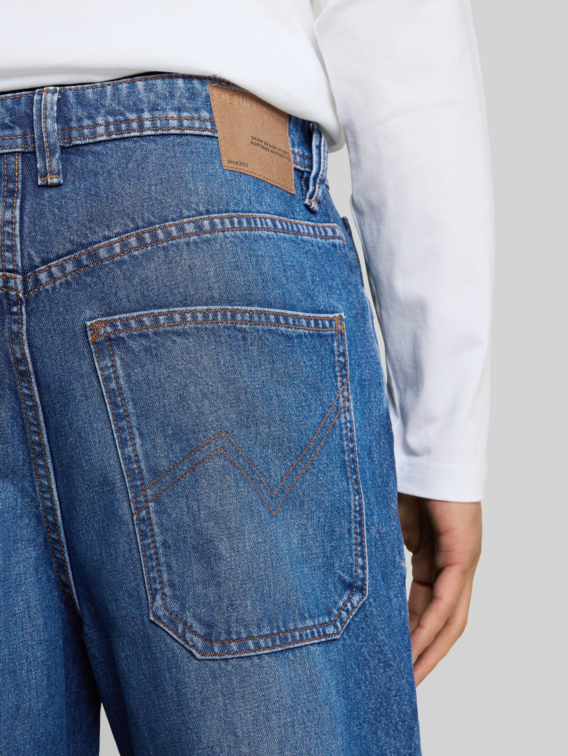 TTELLIOT BAGGY Jeans - Blue Denim - Detail-Model-Ansicht