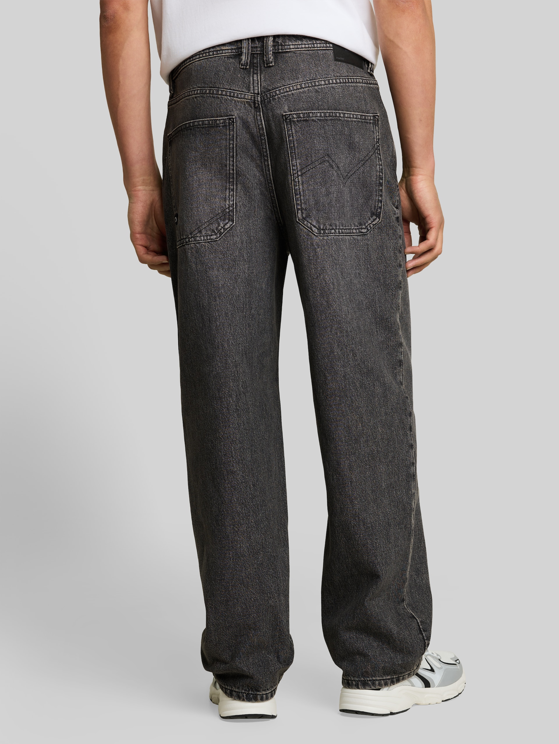 TTELLIOT BAGGY Jeans - used mid stone grey denim - Auschnitt Model-Rückansicht