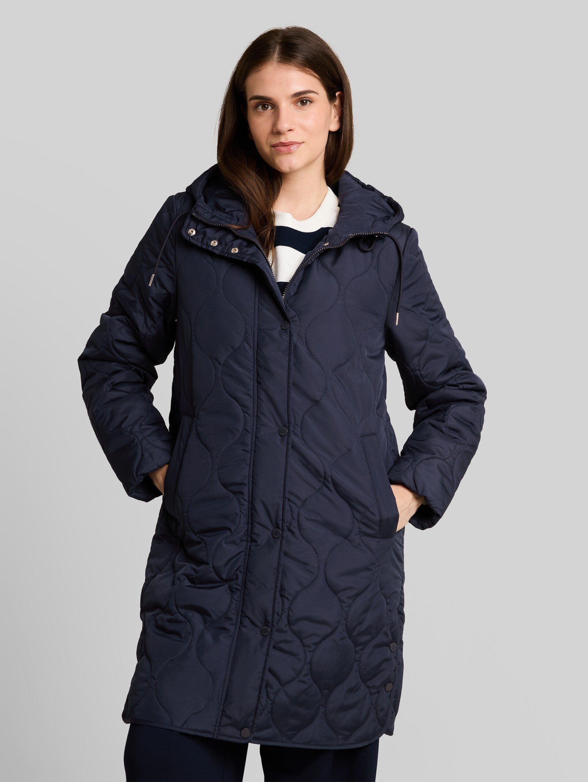Lightweight Steppmantel mit Kapuze - sky captain blue - Model-Vorderansicht