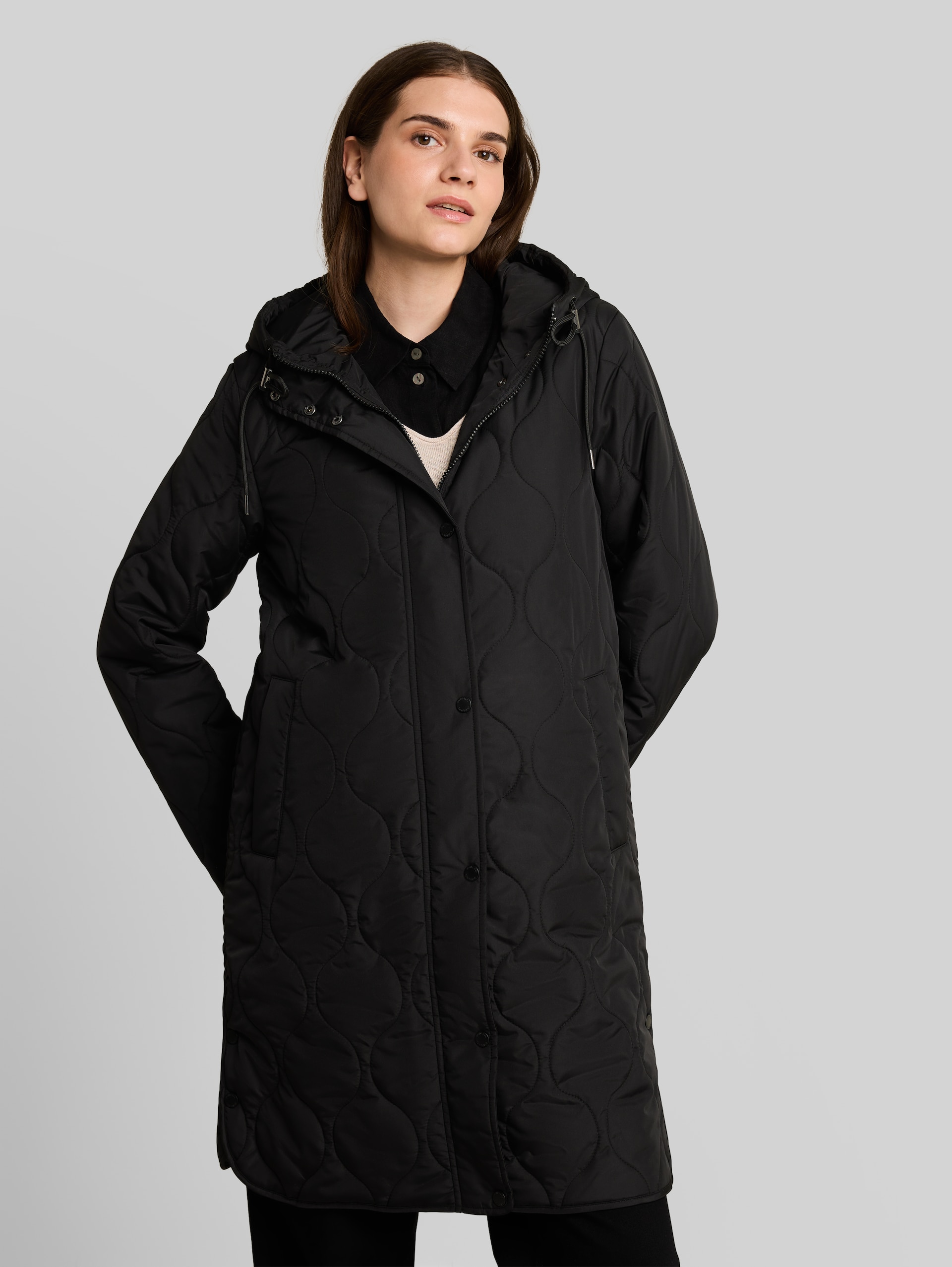 Lightweight Steppmantel mit Kapuze - deep black - Model-Vorderansicht